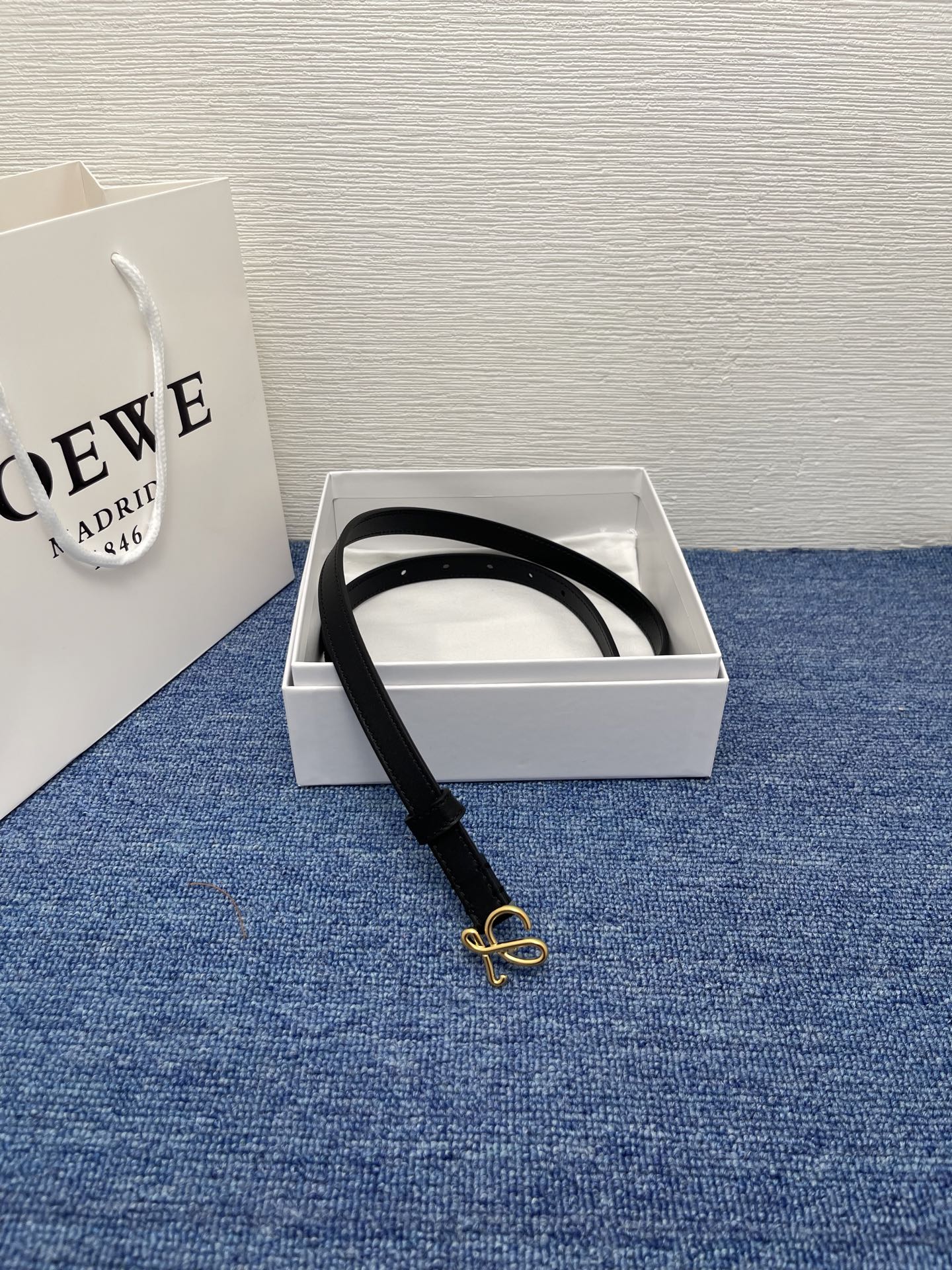 LOEWE （罗意威） 专柜最新同款腰带庆祝庆祝  选用光滑牛皮革腰带   饰以金属LOEWE腰带扣五孔
