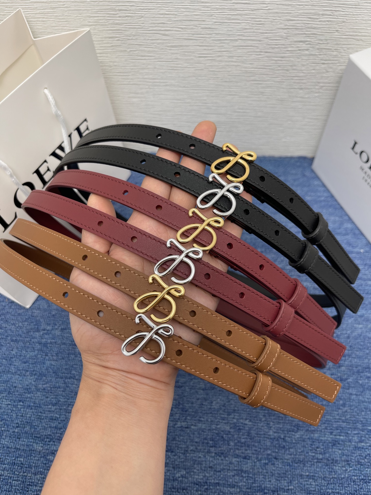 LOEWE （罗意威） 专柜最新同款腰带庆祝庆祝  选用光滑牛皮革腰带   饰以金属LOEWE腰带扣五孔