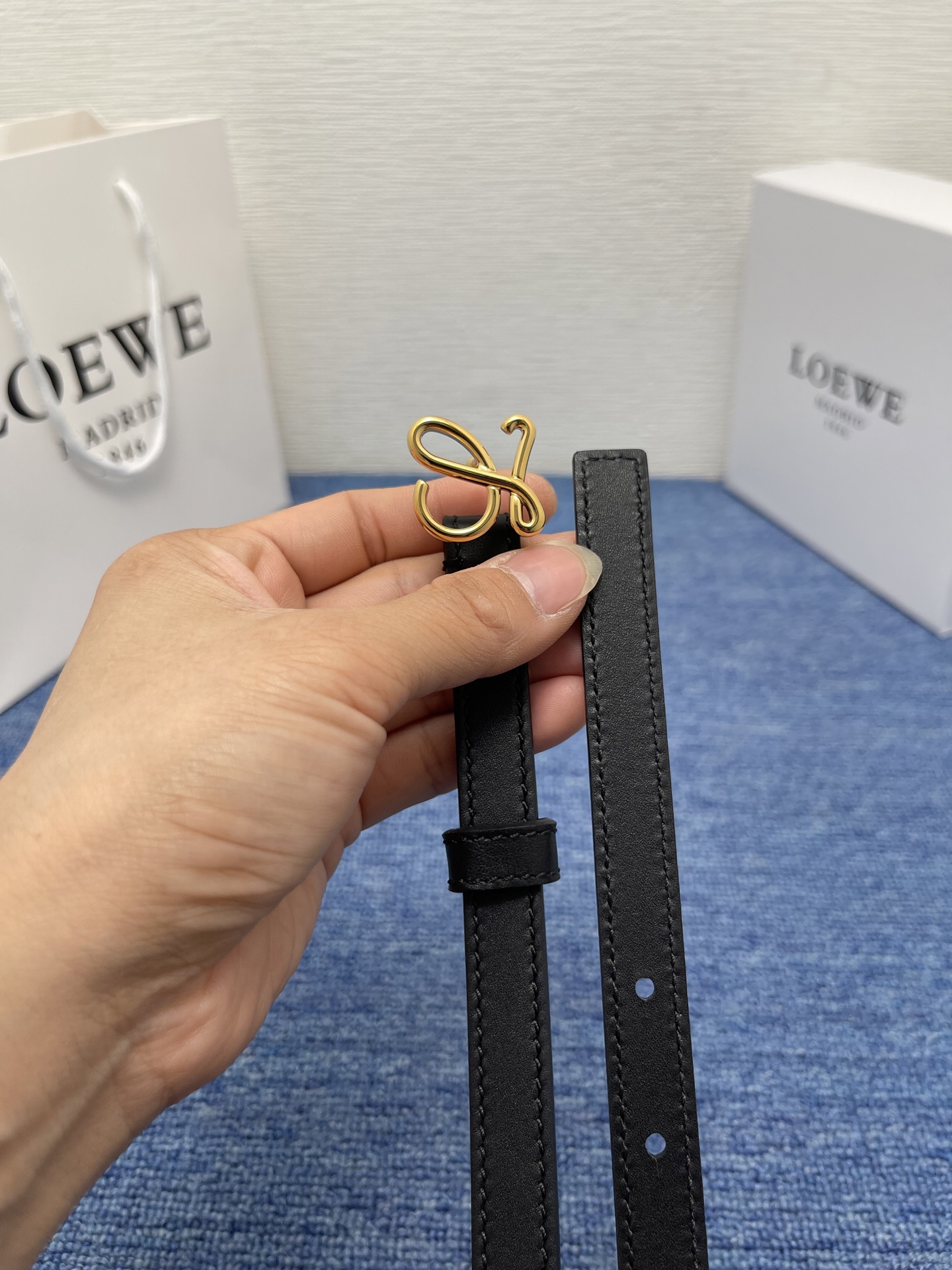 LOEWE （罗意威） 专柜最新同款腰带庆祝庆祝  选用光滑牛皮革腰带   饰以金属LOEWE腰带扣五孔