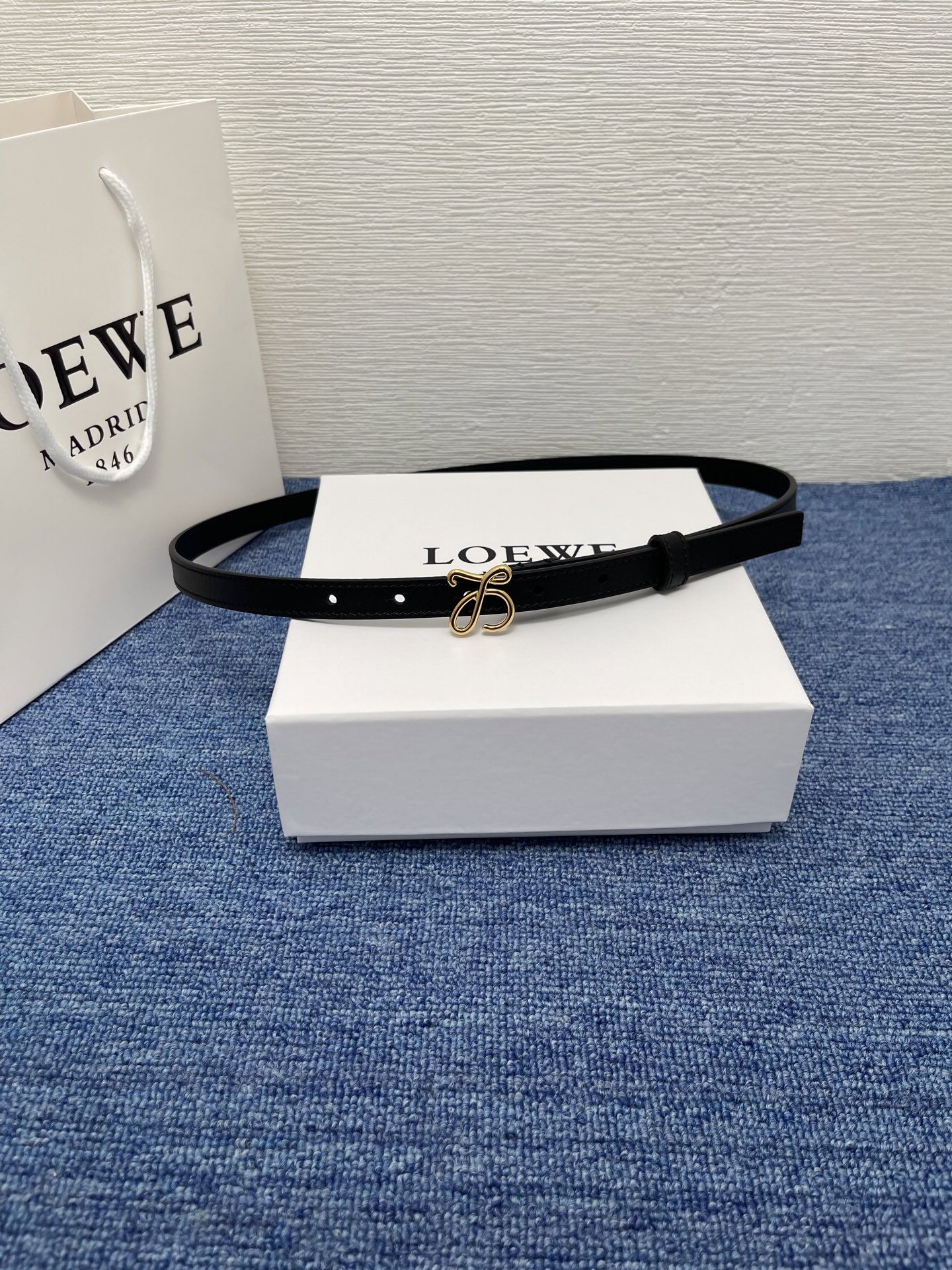LOEWE （罗意威） 专柜最新同款腰带庆祝庆祝  选用光滑牛皮革腰带   饰以金属LOEWE腰带扣五孔
