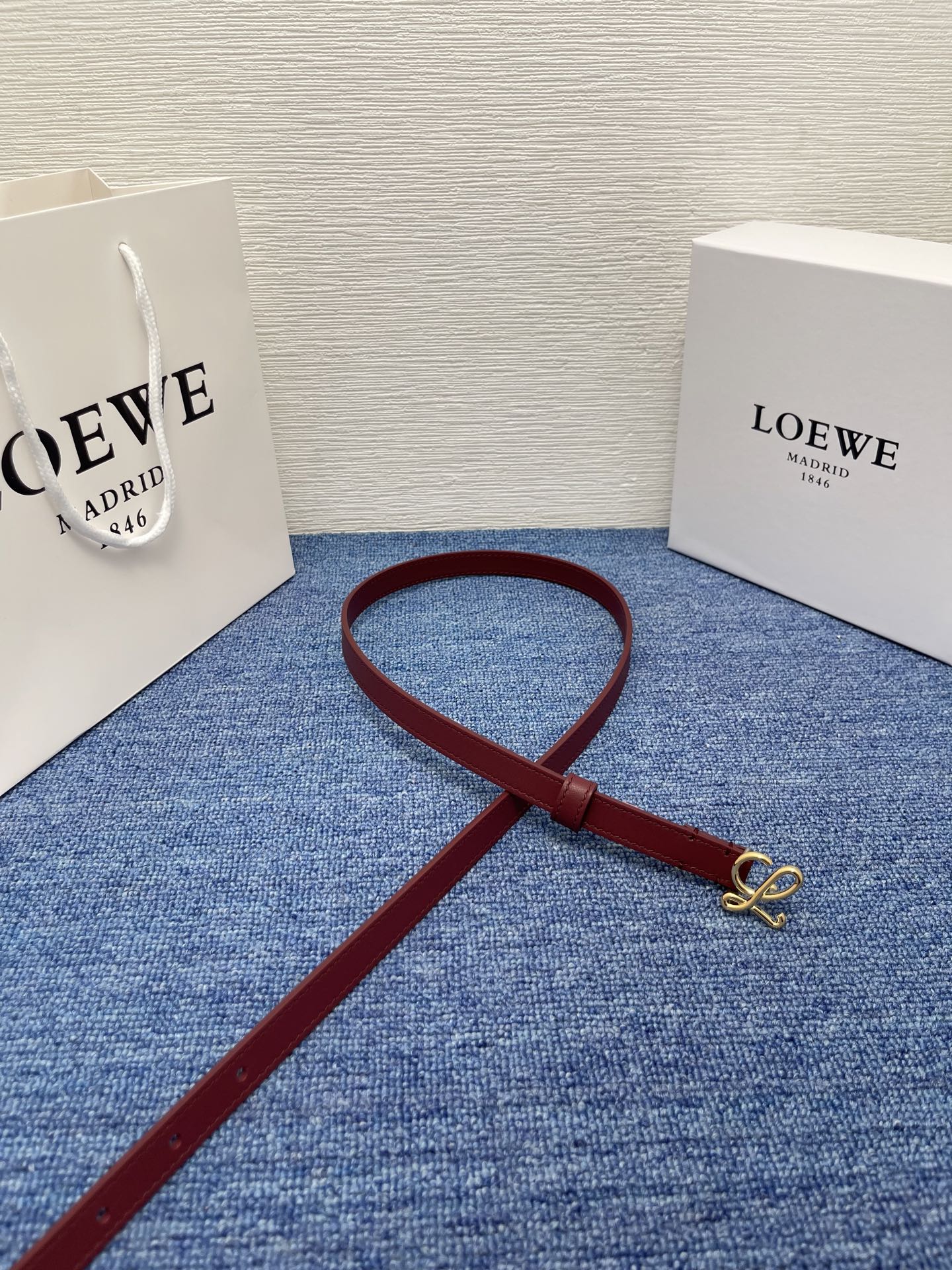 LOEWE （罗意威） 专柜最新同款腰带庆祝庆祝  选用光滑牛皮革腰带   饰以金属LOEWE腰带扣五孔