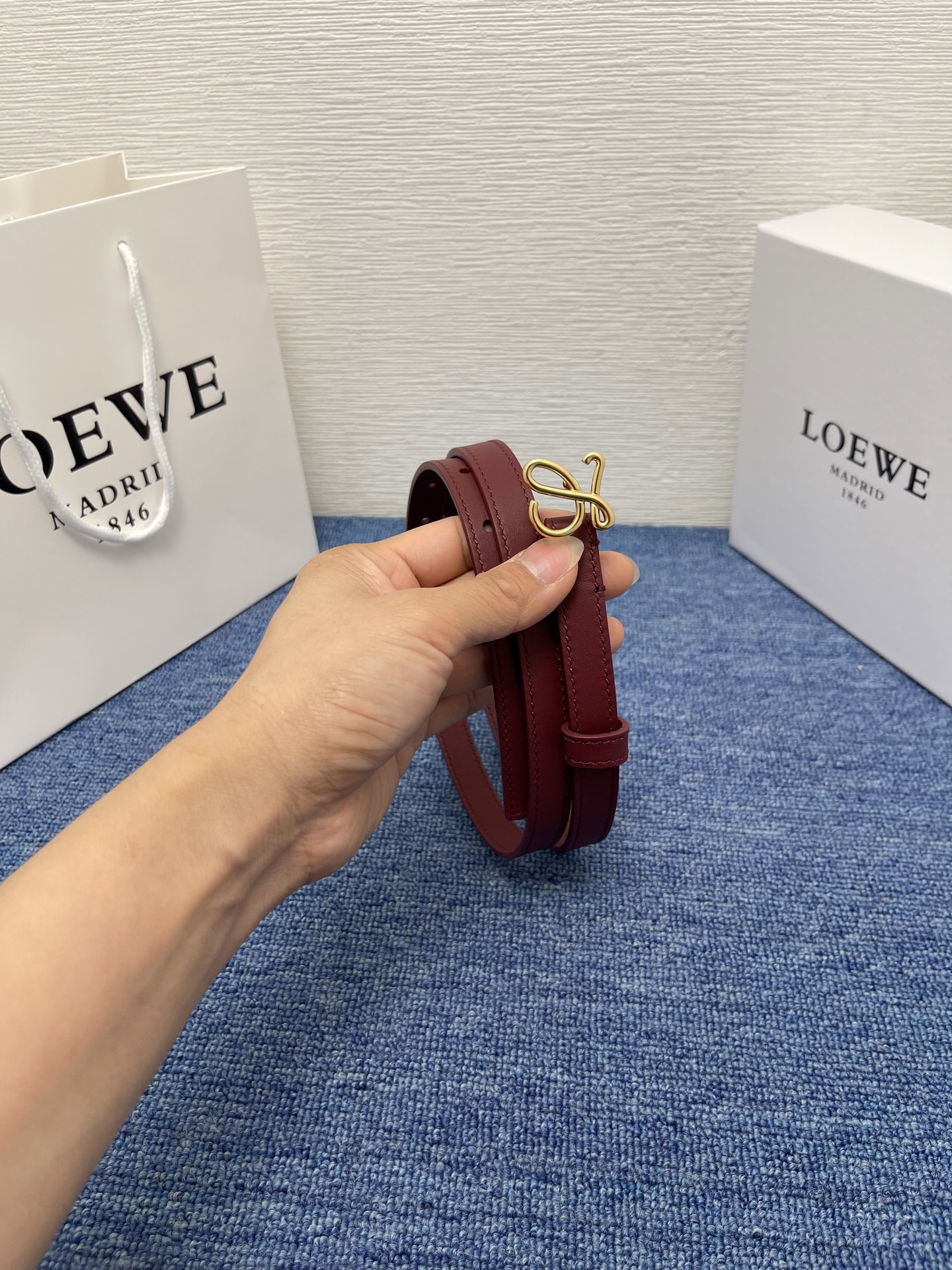 LOEWE （罗意威） 专柜最新同款腰带庆祝庆祝  选用光滑牛皮革腰带   饰以金属LOEWE腰带扣五孔