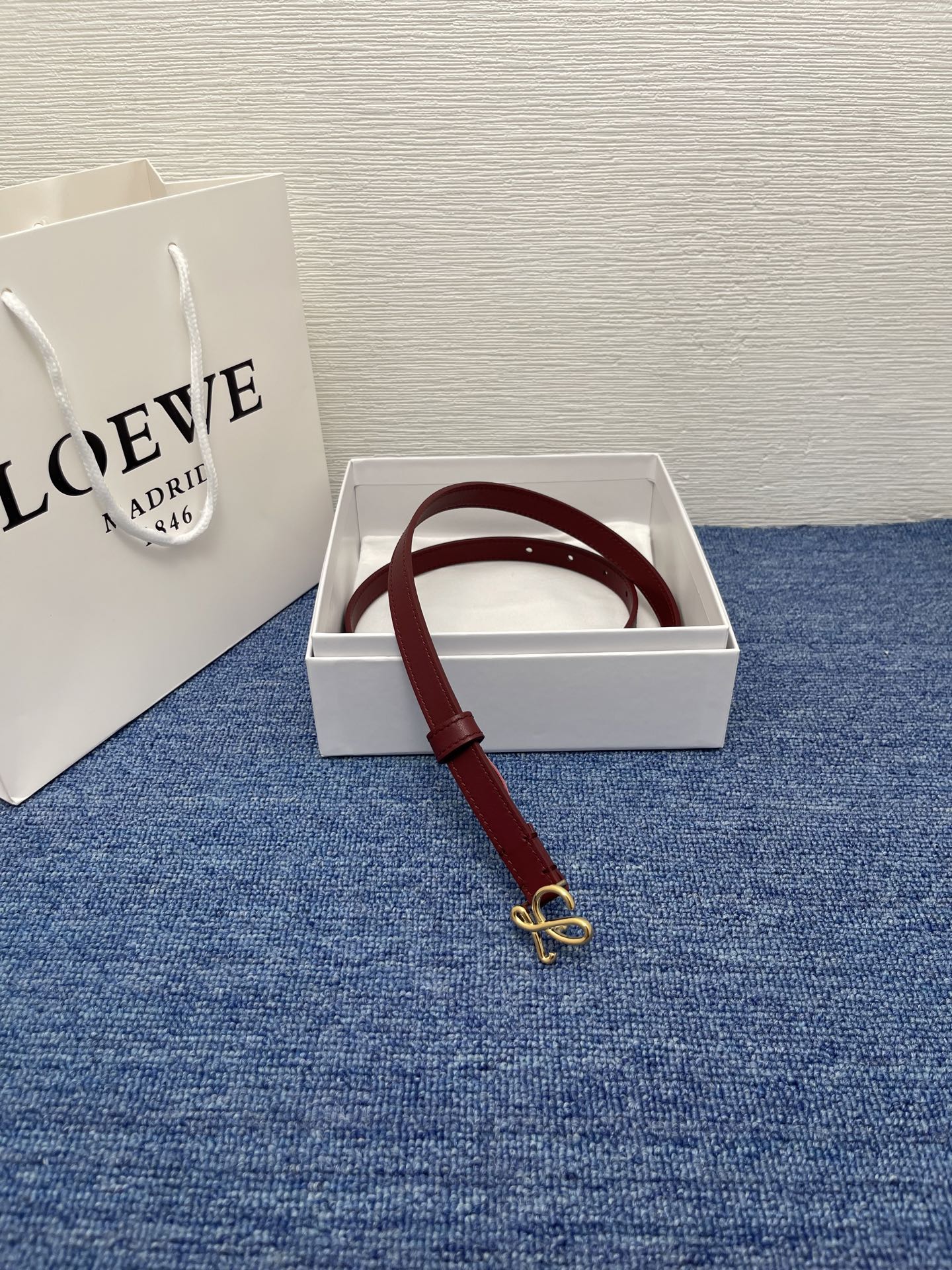 LOEWE （罗意威） 专柜最新同款腰带庆祝庆祝  选用光滑牛皮革腰带   饰以金属LOEWE腰带扣五孔