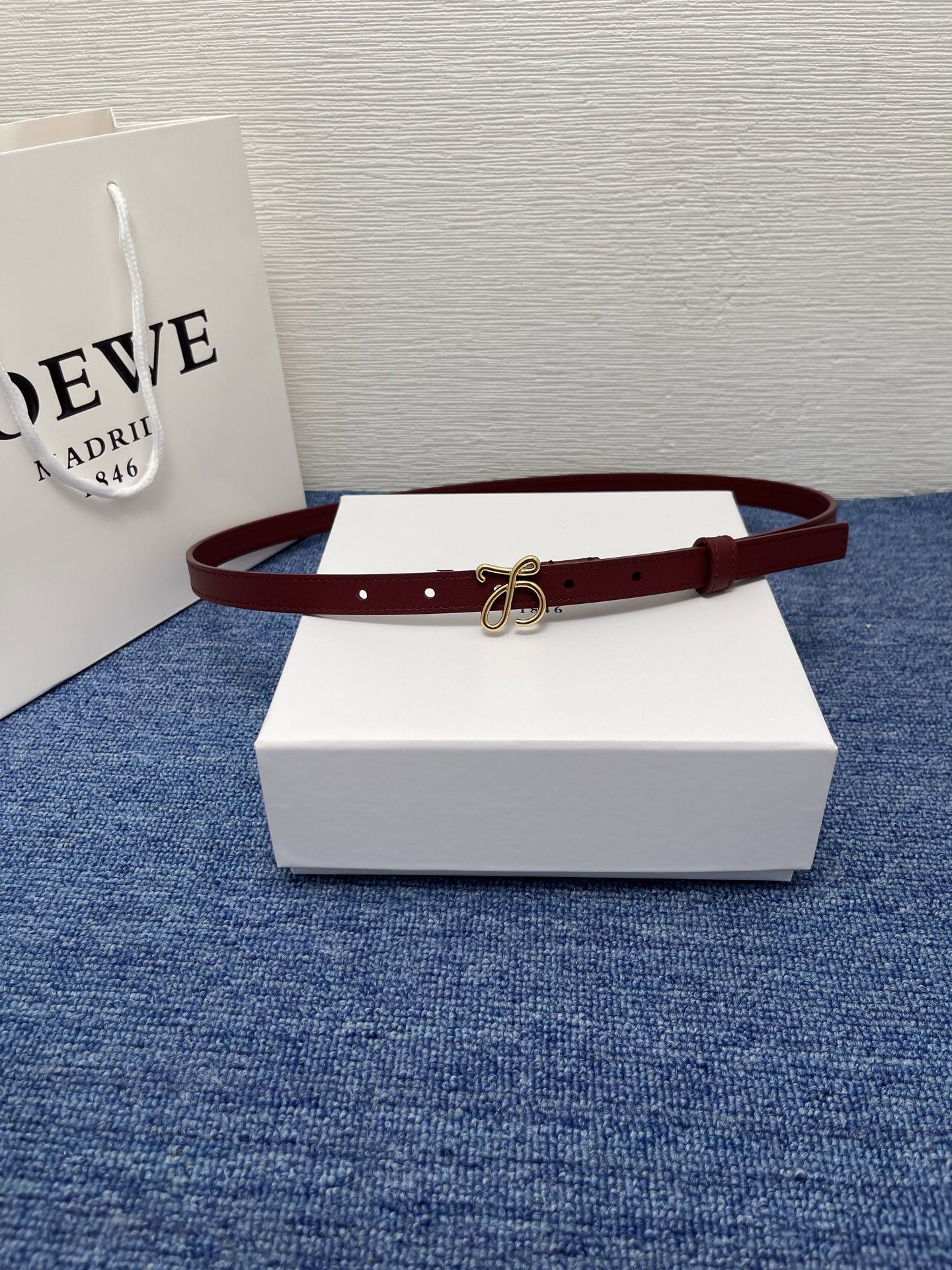 LOEWE （罗意威） 专柜最新同款腰带庆祝庆祝  选用光滑牛皮革腰带   饰以金属LOEWE腰带扣五孔