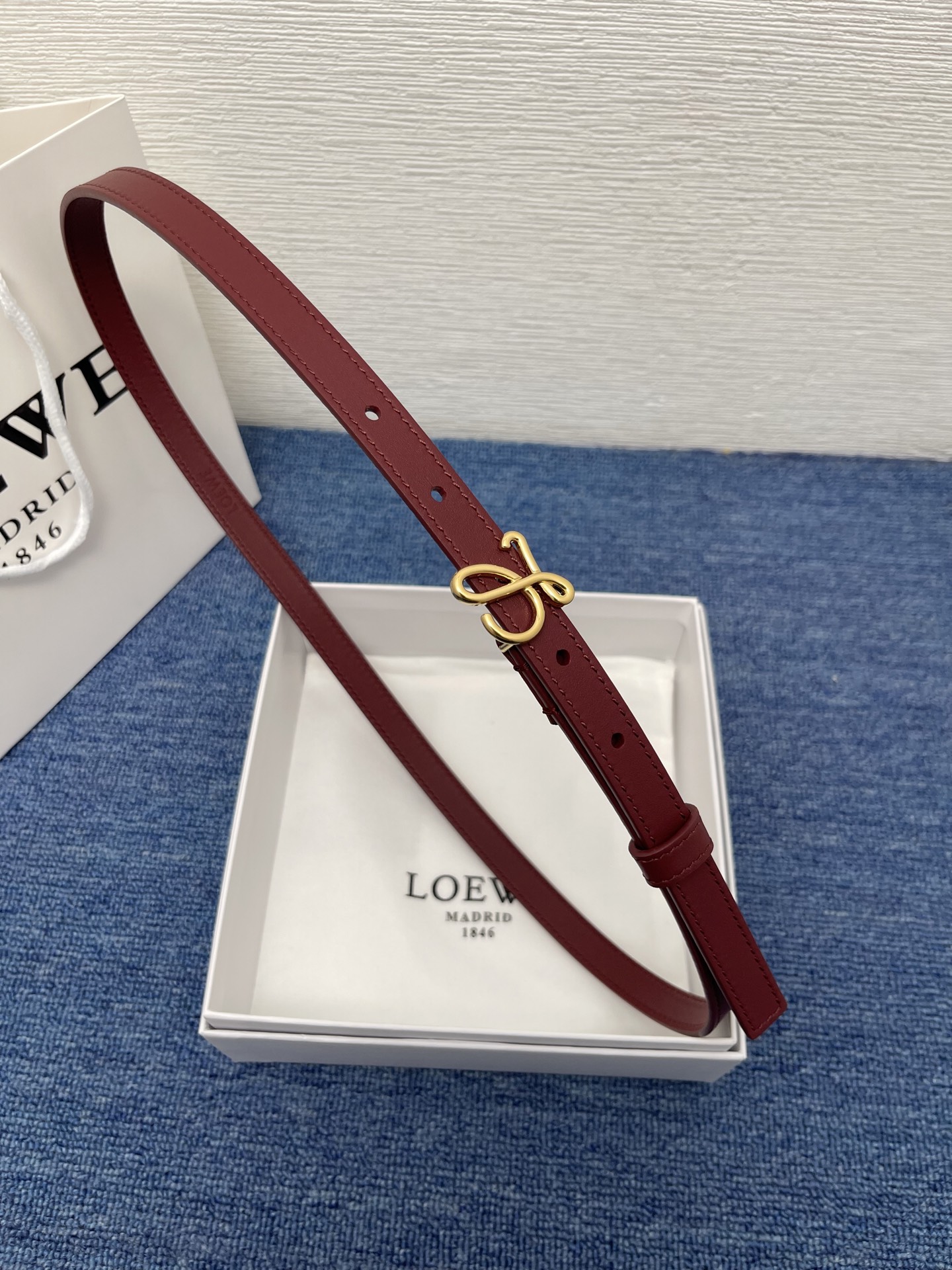 LOEWE （罗意威） 专柜最新同款腰带庆祝庆祝  选用光滑牛皮革腰带   饰以金属LOEWE腰带扣五孔