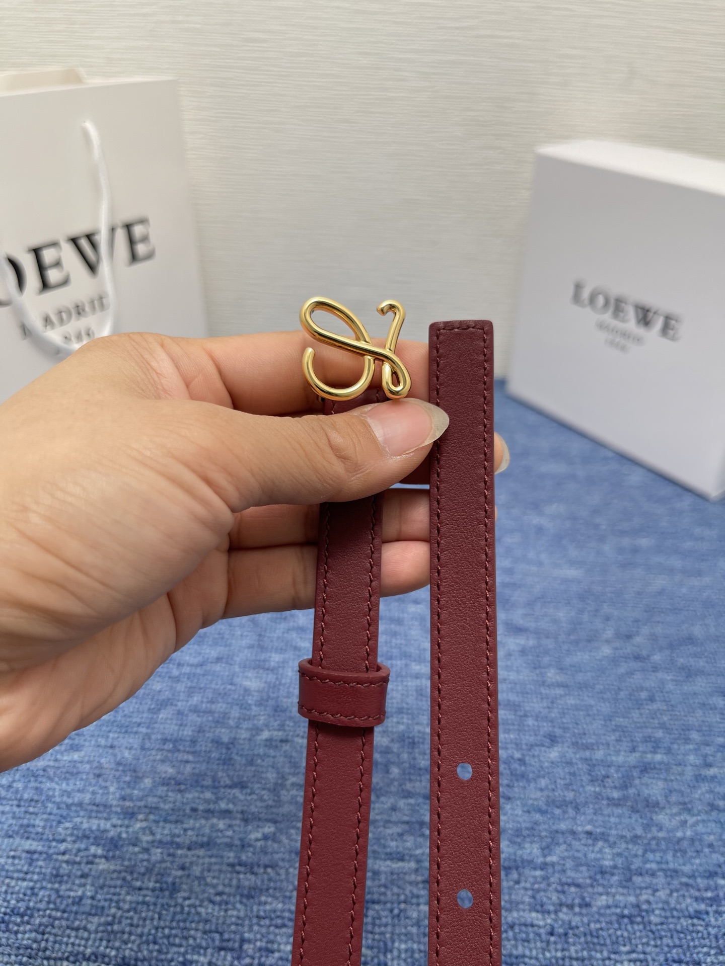 LOEWE （罗意威） 专柜最新同款腰带庆祝庆祝  选用光滑牛皮革腰带   饰以金属LOEWE腰带扣五孔