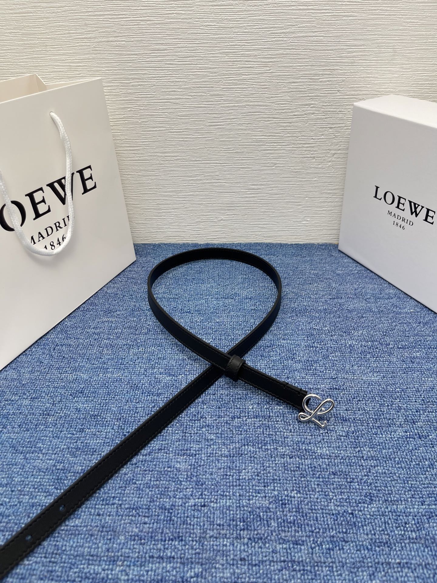LOEWE （罗意威） 专柜最新同款腰带庆祝庆祝  选用光滑牛皮革腰带   饰以金属LOEWE腰带扣五孔