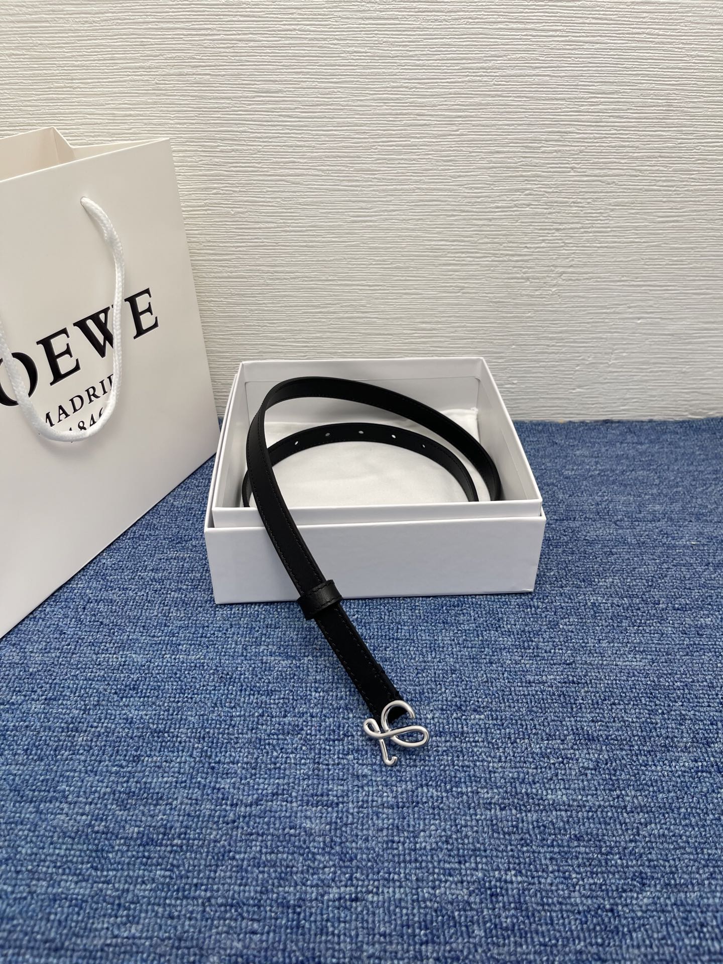 LOEWE （罗意威） 专柜最新同款腰带庆祝庆祝  选用光滑牛皮革腰带   饰以金属LOEWE腰带扣五孔