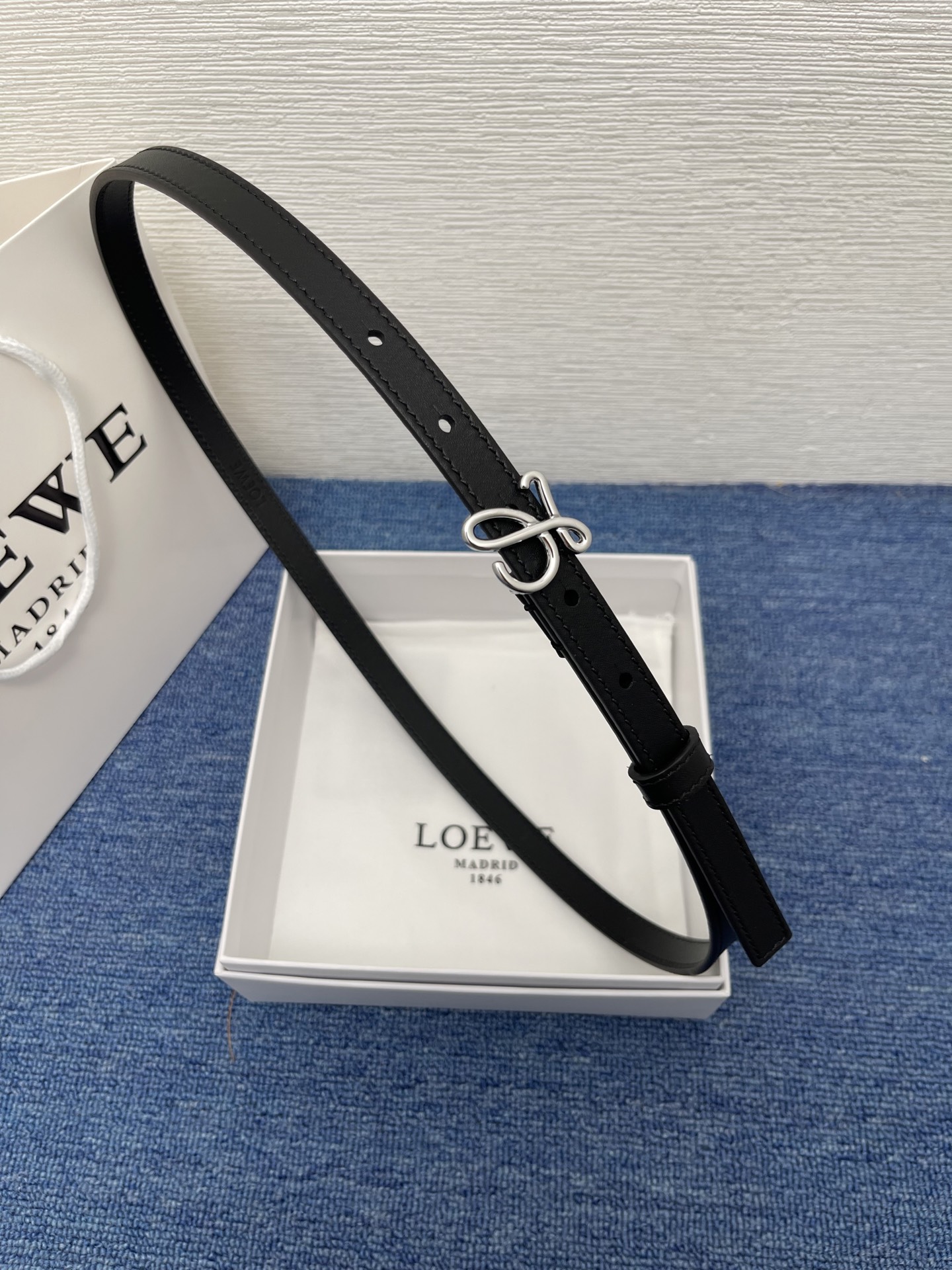 LOEWE （罗意威） 专柜最新同款腰带庆祝庆祝  选用光滑牛皮革腰带   饰以金属LOEWE腰带扣五孔