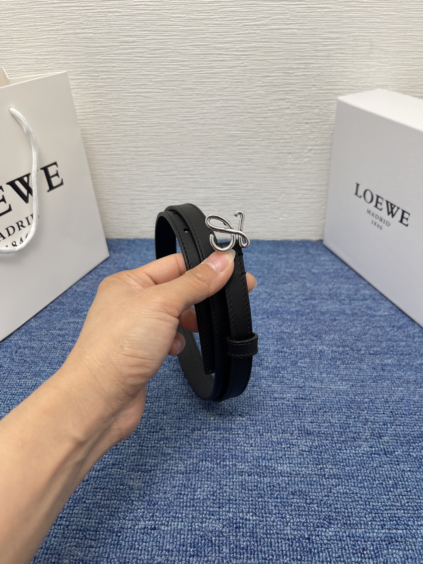 LOEWE （罗意威） 专柜最新同款腰带庆祝庆祝  选用光滑牛皮革腰带   饰以金属LOEWE腰带扣五孔