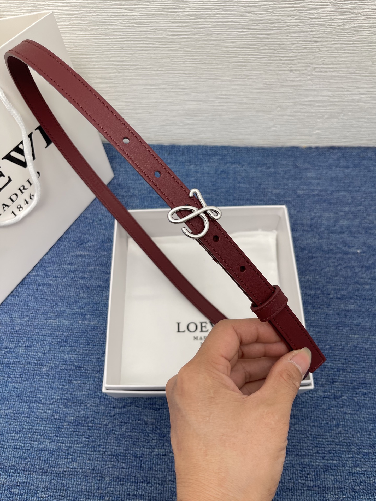 LOEWE （罗意威） 专柜最新同款腰带庆祝庆祝  选用光滑牛皮革腰带   饰以金属LOEWE腰带扣五孔