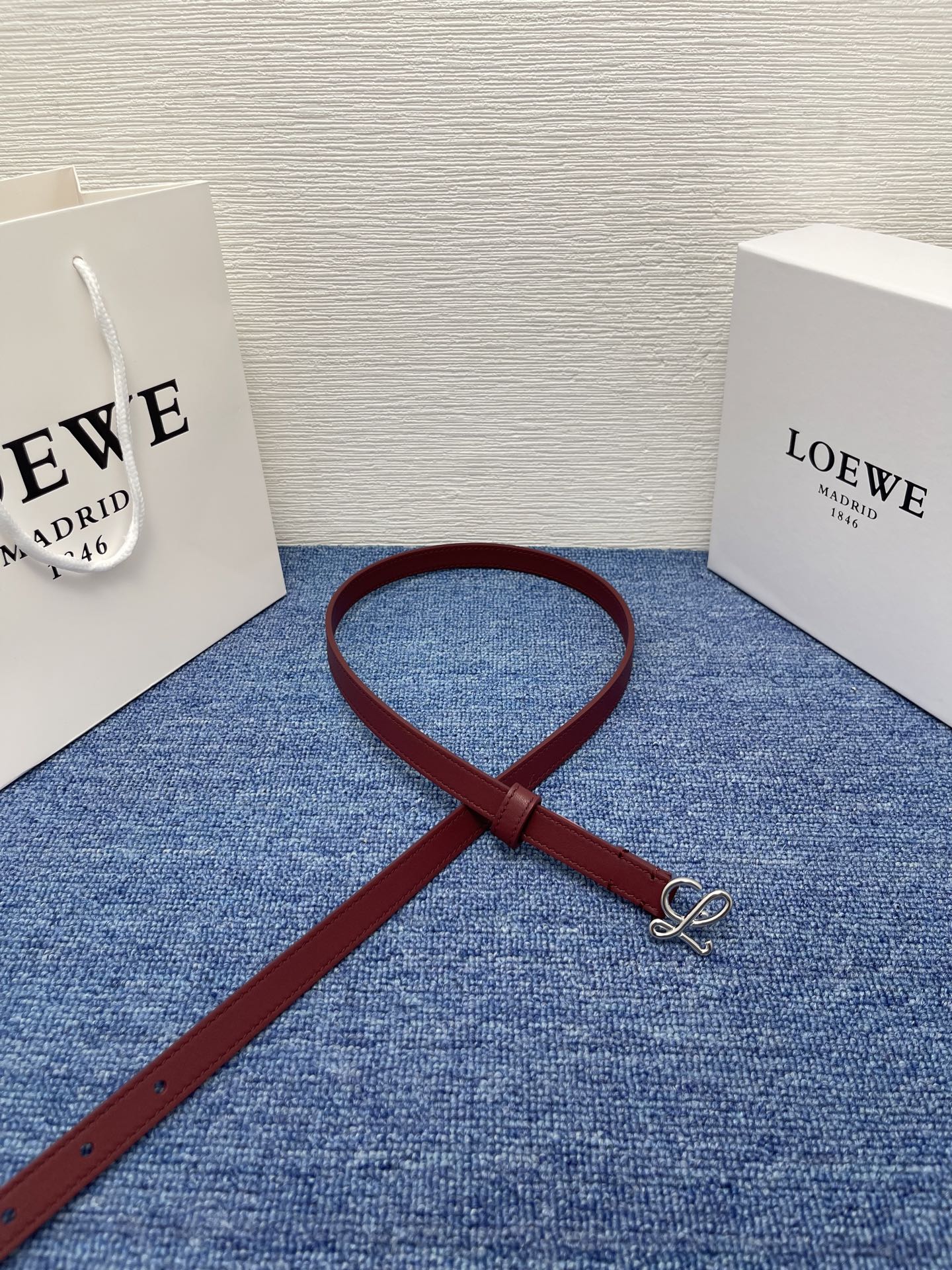 LOEWE （罗意威） 专柜最新同款腰带庆祝庆祝  选用光滑牛皮革腰带   饰以金属LOEWE腰带扣五孔