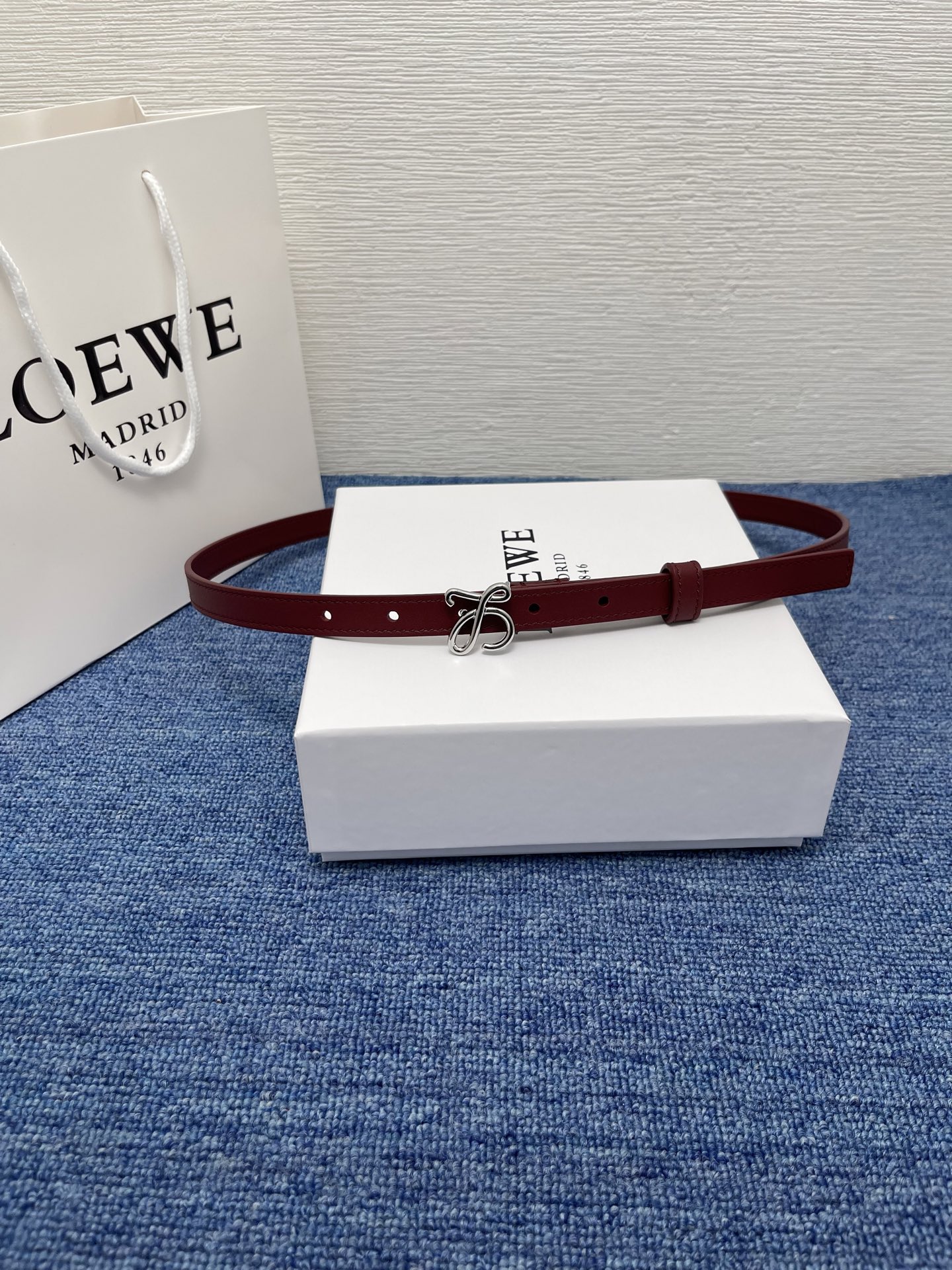 LOEWE （罗意威） 专柜最新同款腰带庆祝庆祝  选用光滑牛皮革腰带   饰以金属LOEWE腰带扣五孔