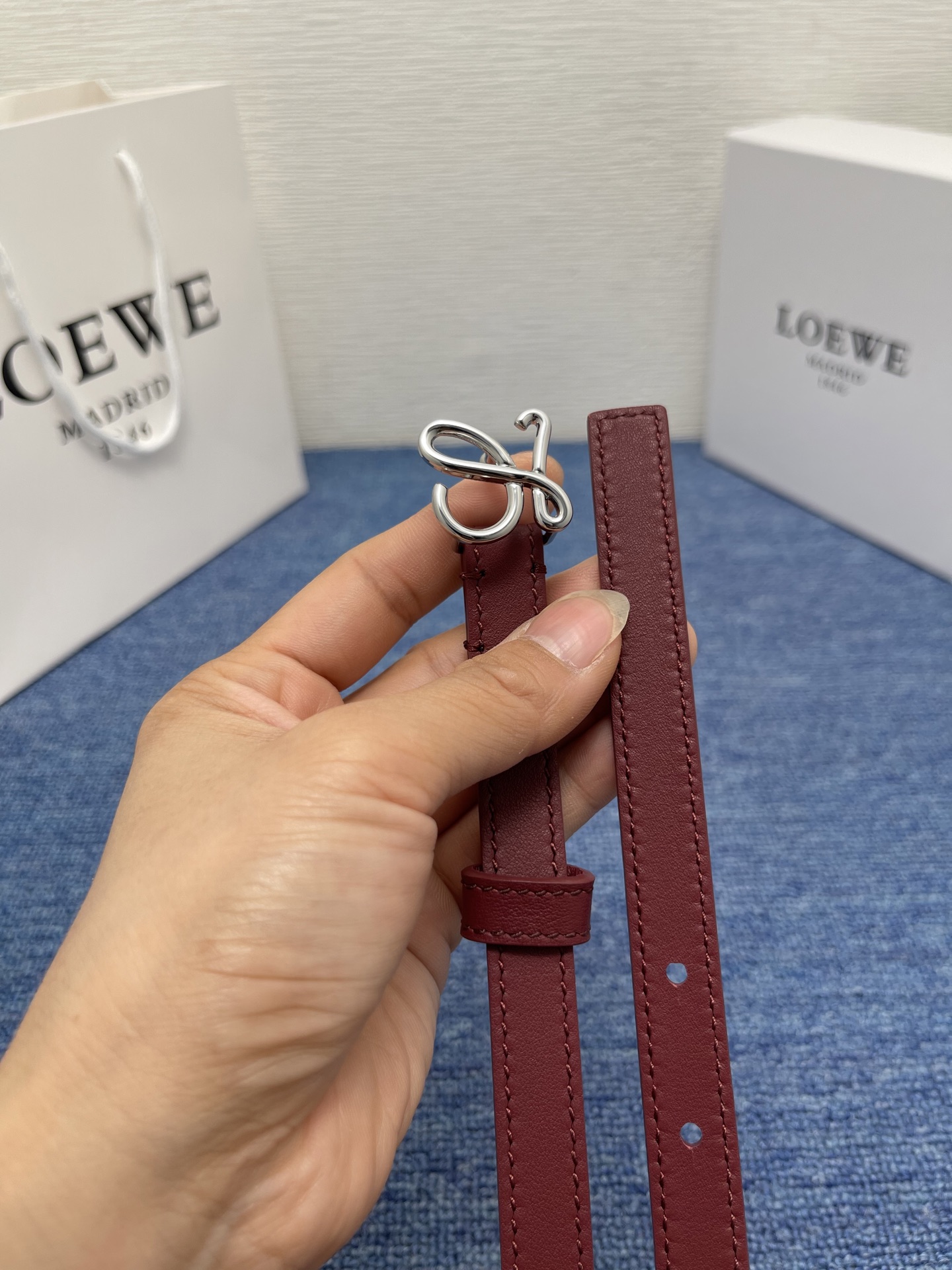 LOEWE （罗意威） 专柜最新同款腰带庆祝庆祝  选用光滑牛皮革腰带   饰以金属LOEWE腰带扣五孔