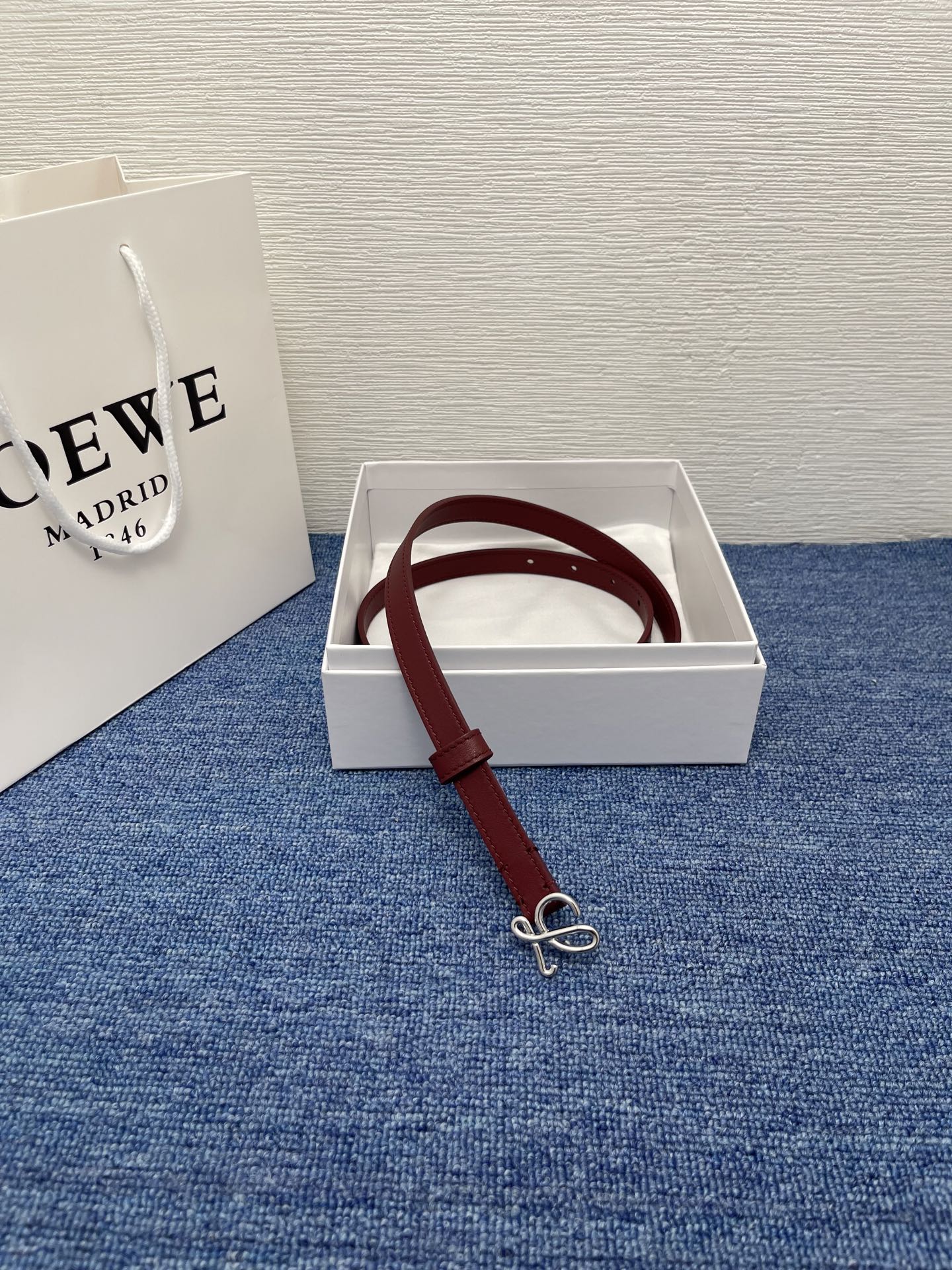LOEWE （罗意威） 专柜最新同款腰带庆祝庆祝  选用光滑牛皮革腰带   饰以金属LOEWE腰带扣五孔