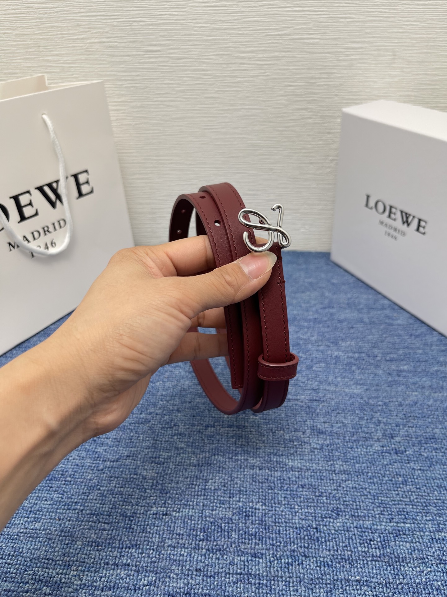 LOEWE （罗意威） 专柜最新同款腰带庆祝庆祝  选用光滑牛皮革腰带   饰以金属LOEWE腰带扣五孔