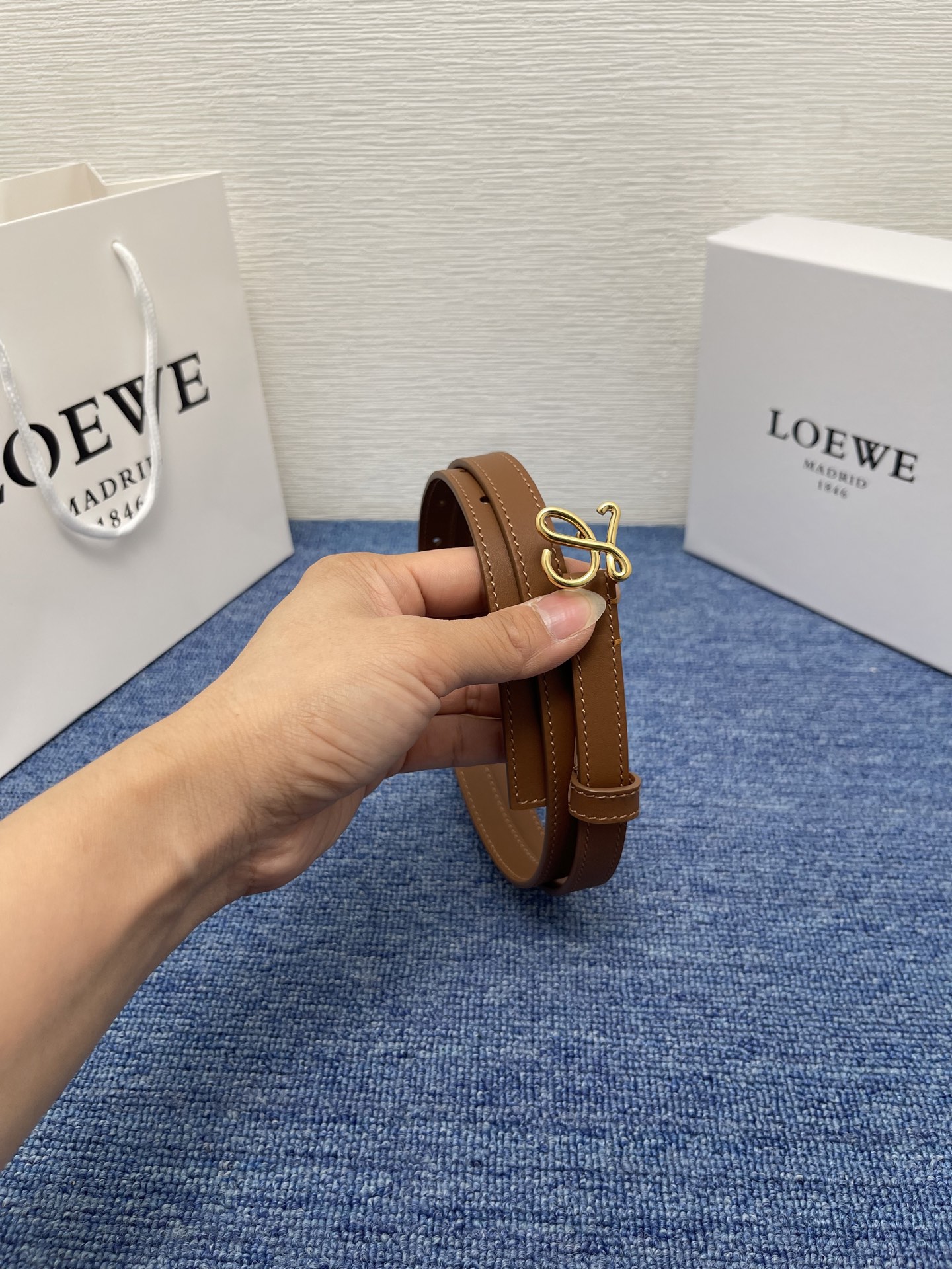 LOEWE （罗意威） 专柜最新同款腰带庆祝庆祝  选用光滑牛皮革腰带   饰以金属LOEWE腰带扣五孔