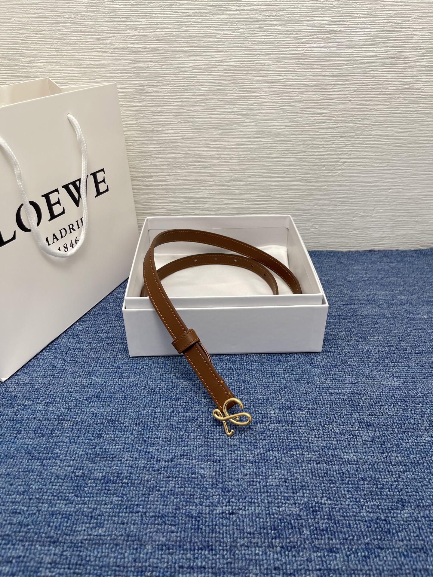 LOEWE （罗意威） 专柜最新同款腰带庆祝庆祝  选用光滑牛皮革腰带   饰以金属LOEWE腰带扣五孔
