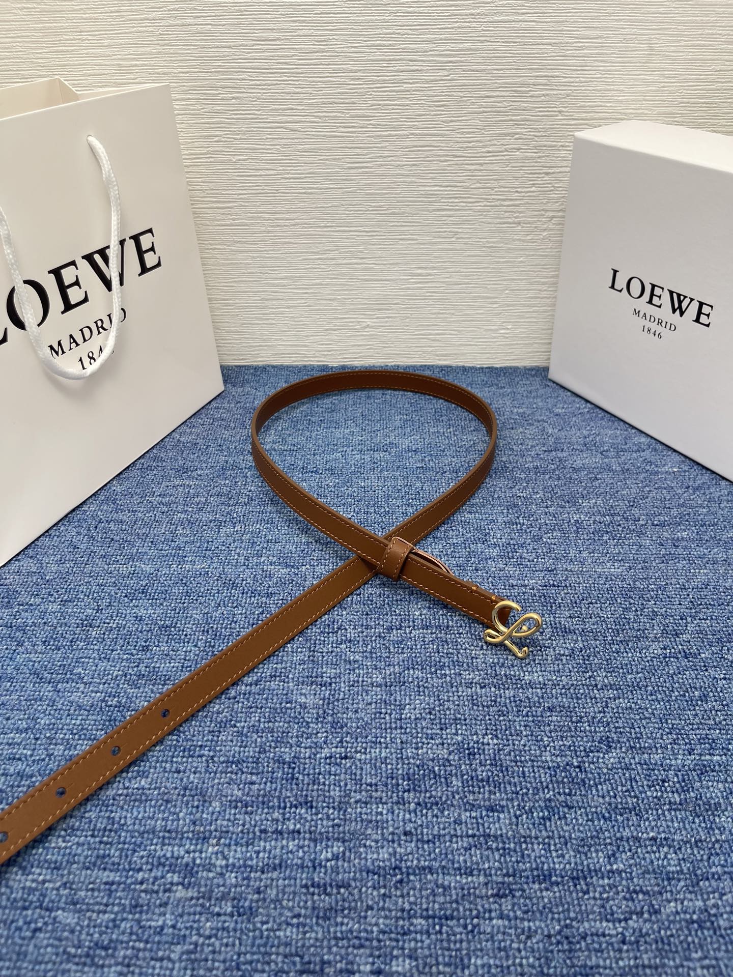 LOEWE （罗意威） 专柜最新同款腰带庆祝庆祝  选用光滑牛皮革腰带   饰以金属LOEWE腰带扣五孔