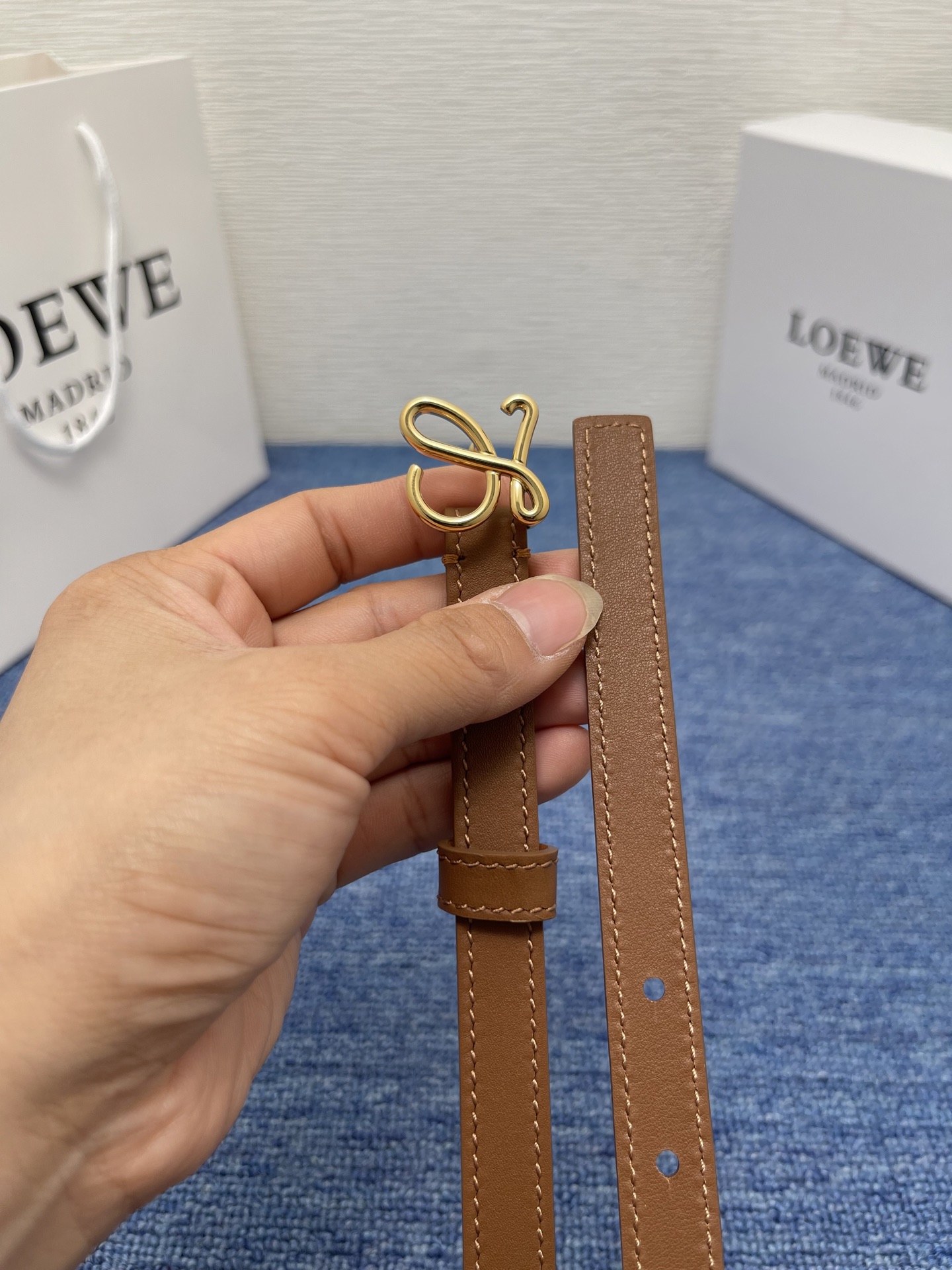 LOEWE （罗意威） 专柜最新同款腰带庆祝庆祝  选用光滑牛皮革腰带   饰以金属LOEWE腰带扣五孔