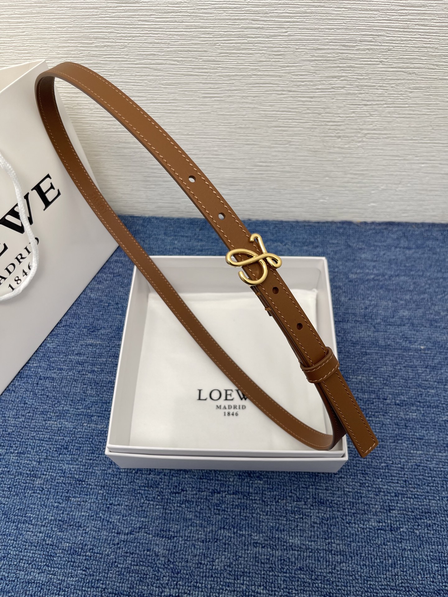 LOEWE （罗意威） 专柜最新同款腰带庆祝庆祝  选用光滑牛皮革腰带   饰以金属LOEWE腰带扣五孔