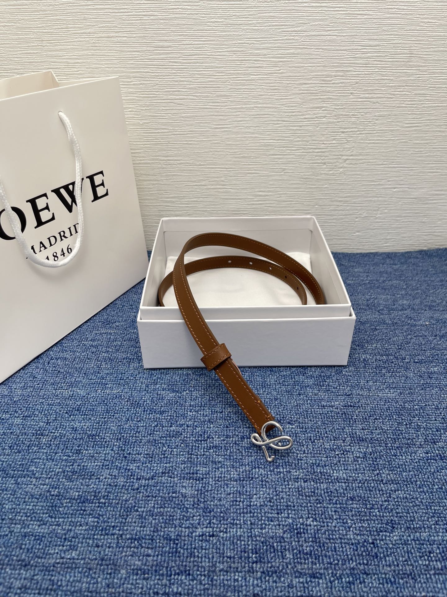 LOEWE （罗意威） 专柜最新同款腰带庆祝庆祝  选用光滑牛皮革腰带   饰以金属LOEWE腰带扣五孔