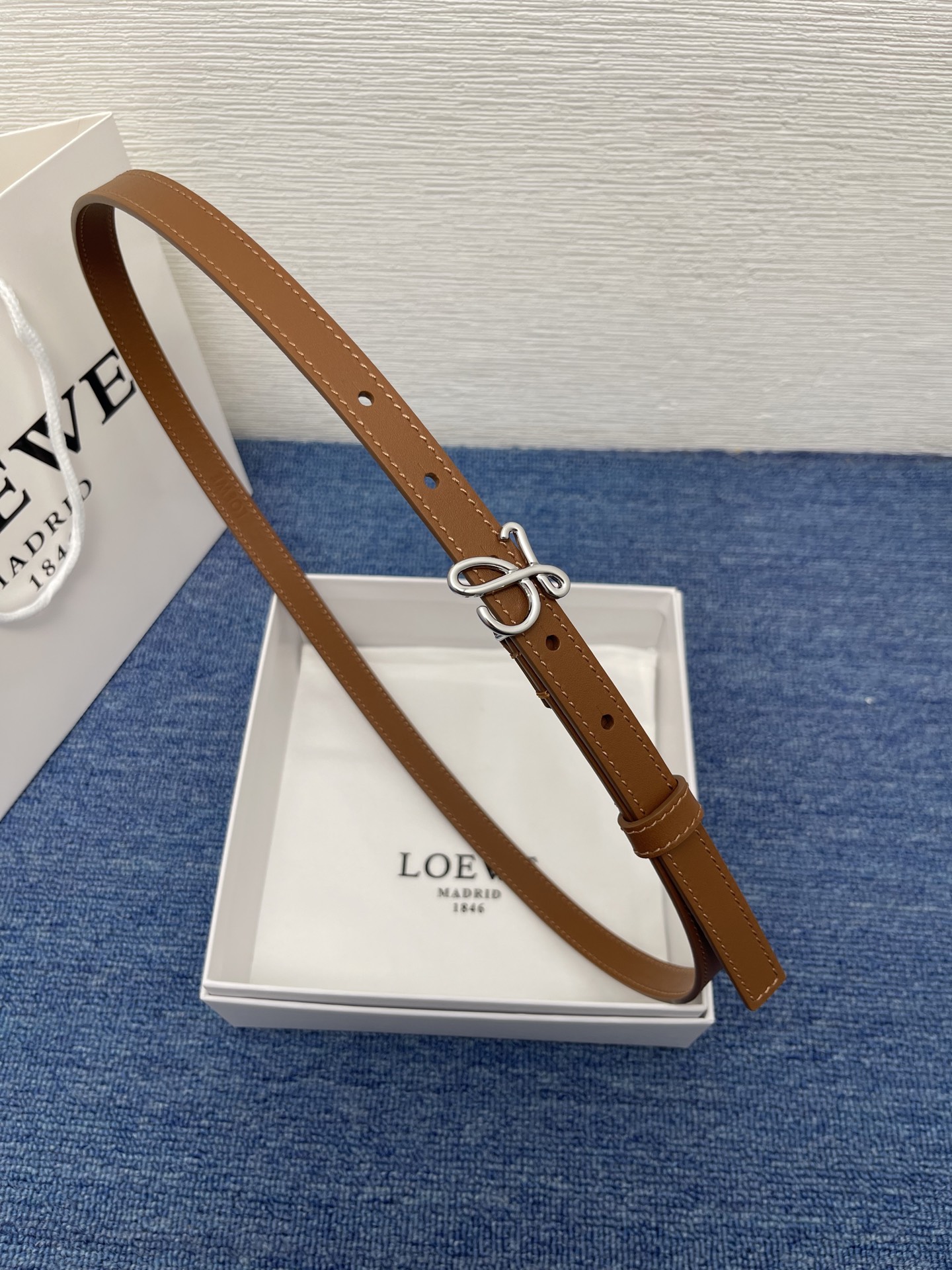 LOEWE （罗意威） 专柜最新同款腰带庆祝庆祝  选用光滑牛皮革腰带   饰以金属LOEWE腰带扣五孔