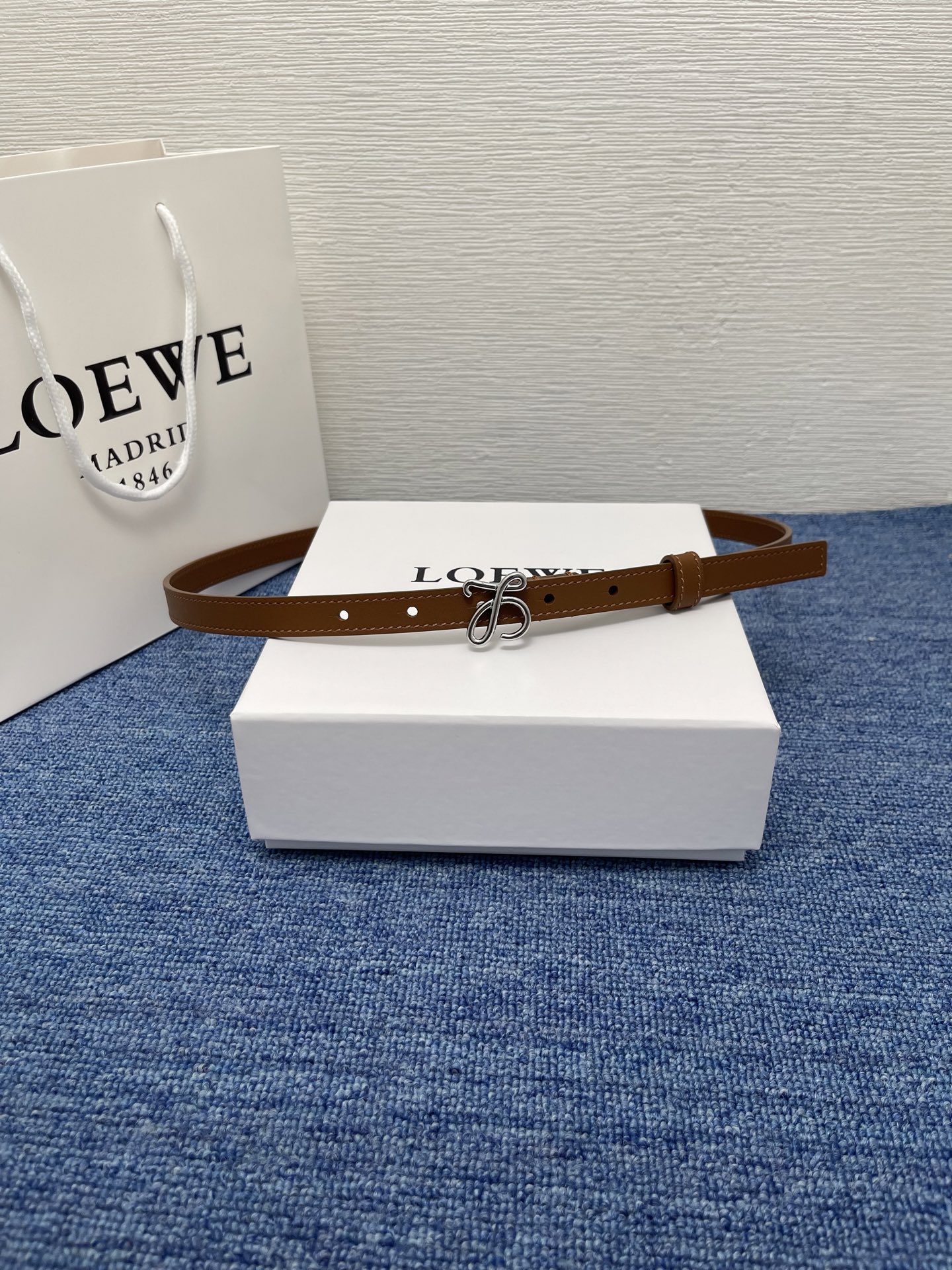 LOEWE （罗意威） 专柜最新同款腰带庆祝庆祝  选用光滑牛皮革腰带   饰以金属LOEWE腰带扣五孔
