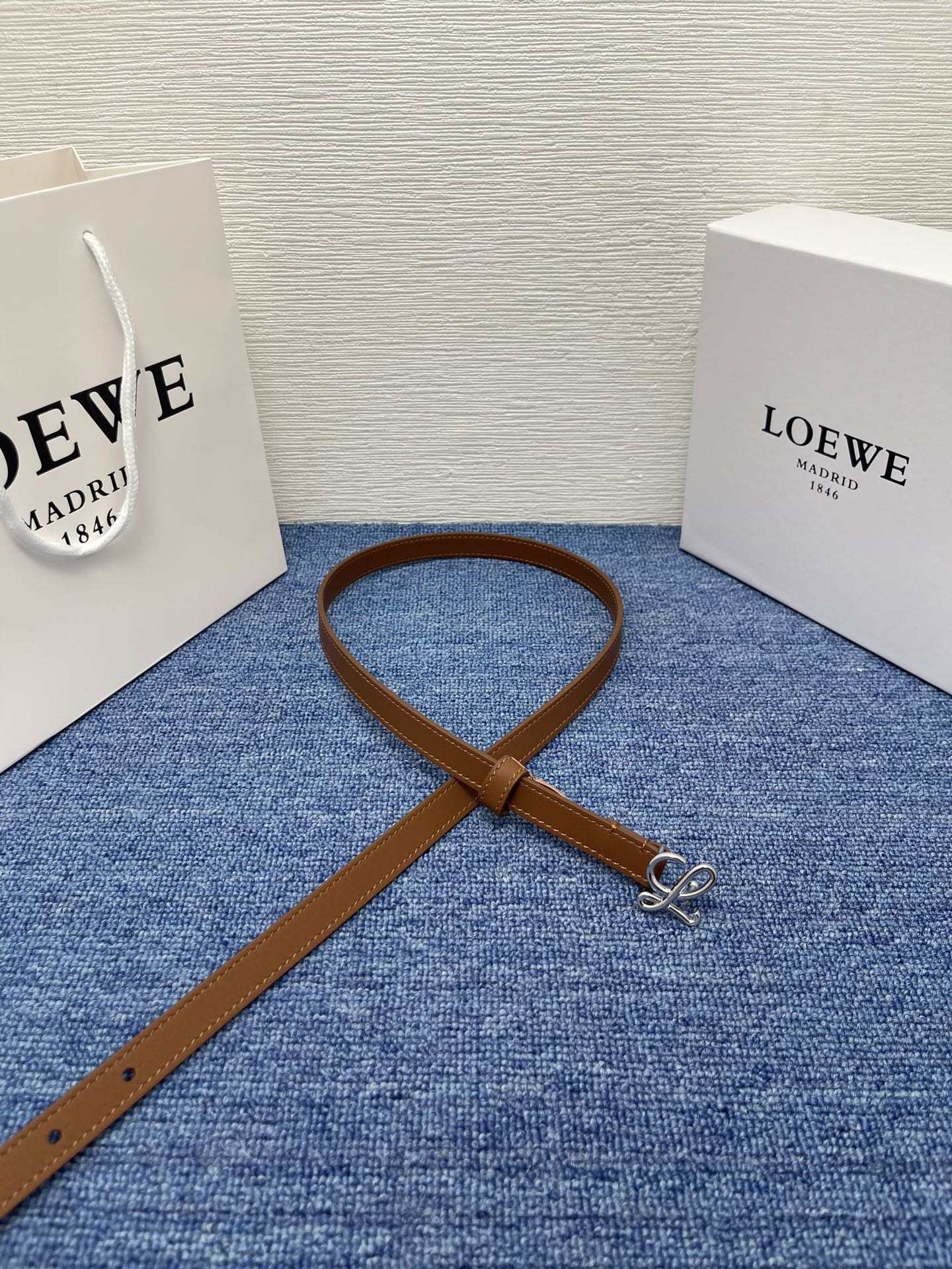 LOEWE （罗意威） 专柜最新同款腰带庆祝庆祝  选用光滑牛皮革腰带   饰以金属LOEWE腰带扣五孔