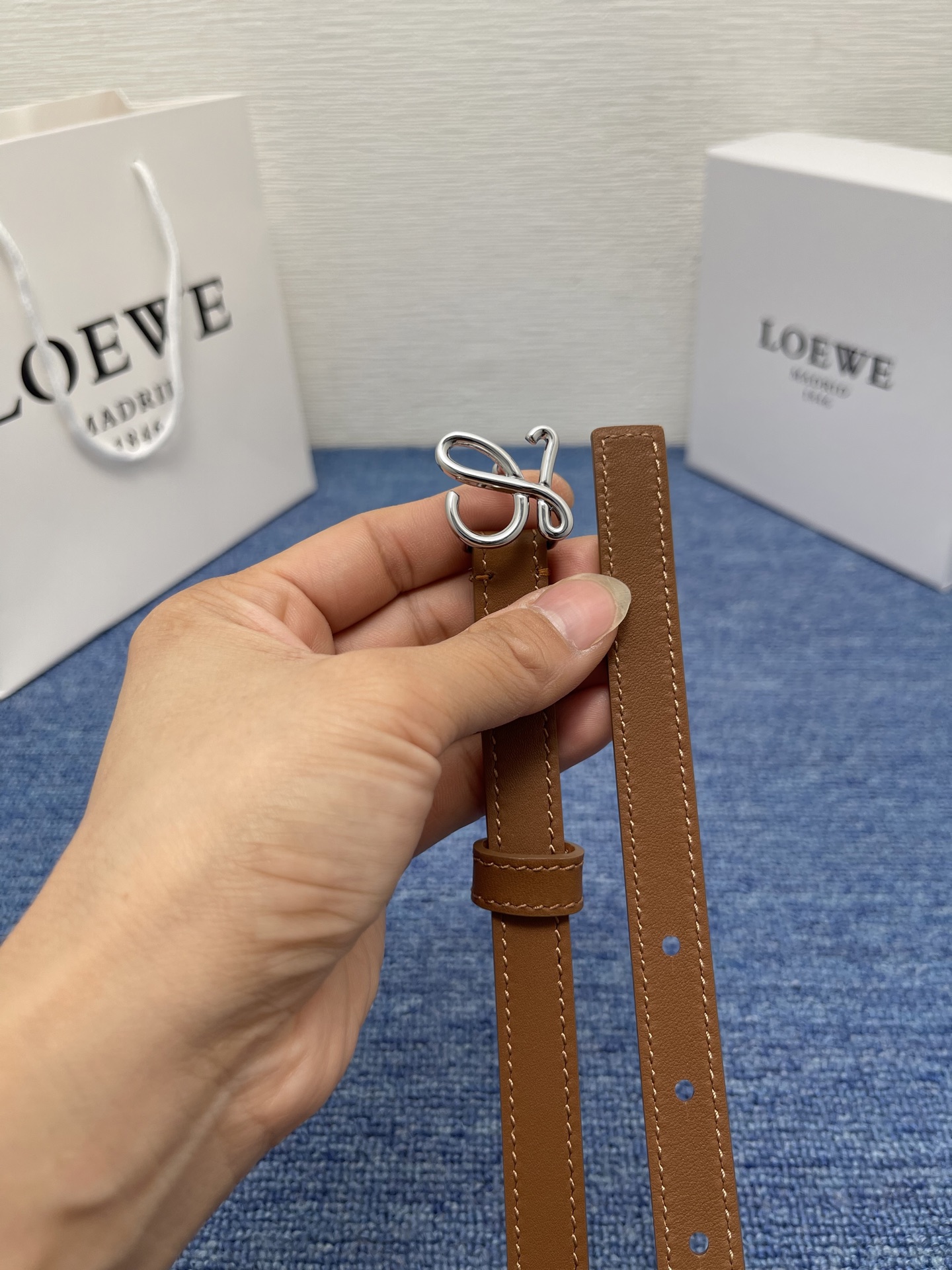 LOEWE （罗意威） 专柜最新同款腰带庆祝庆祝  选用光滑牛皮革腰带   饰以金属LOEWE腰带扣五孔