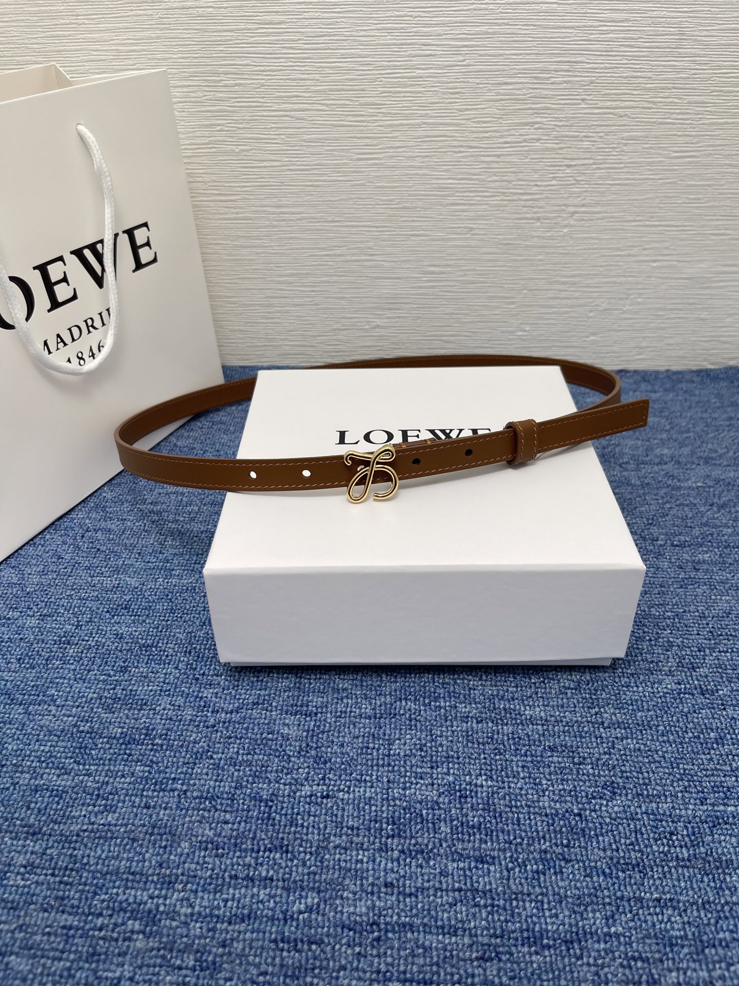 LOEWE （罗意威） 专柜最新同款腰带庆祝庆祝  选用光滑牛皮革腰带   饰以金属LOEWE腰带扣五孔