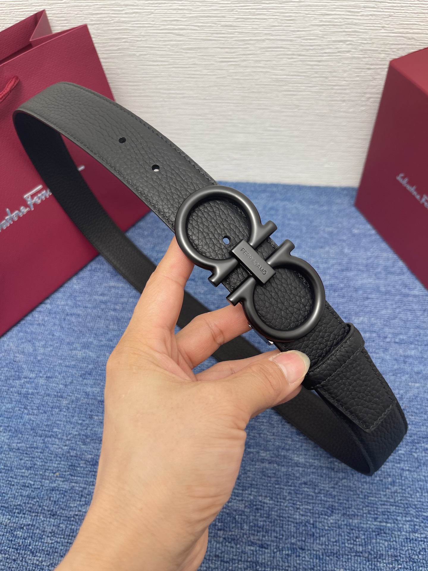 🔴 【品牌】菲拉.格慕  3.5cm. 
🔴 【描述】这款皮带采用天然粒纹皮革材质，颇具都市风范，细节充