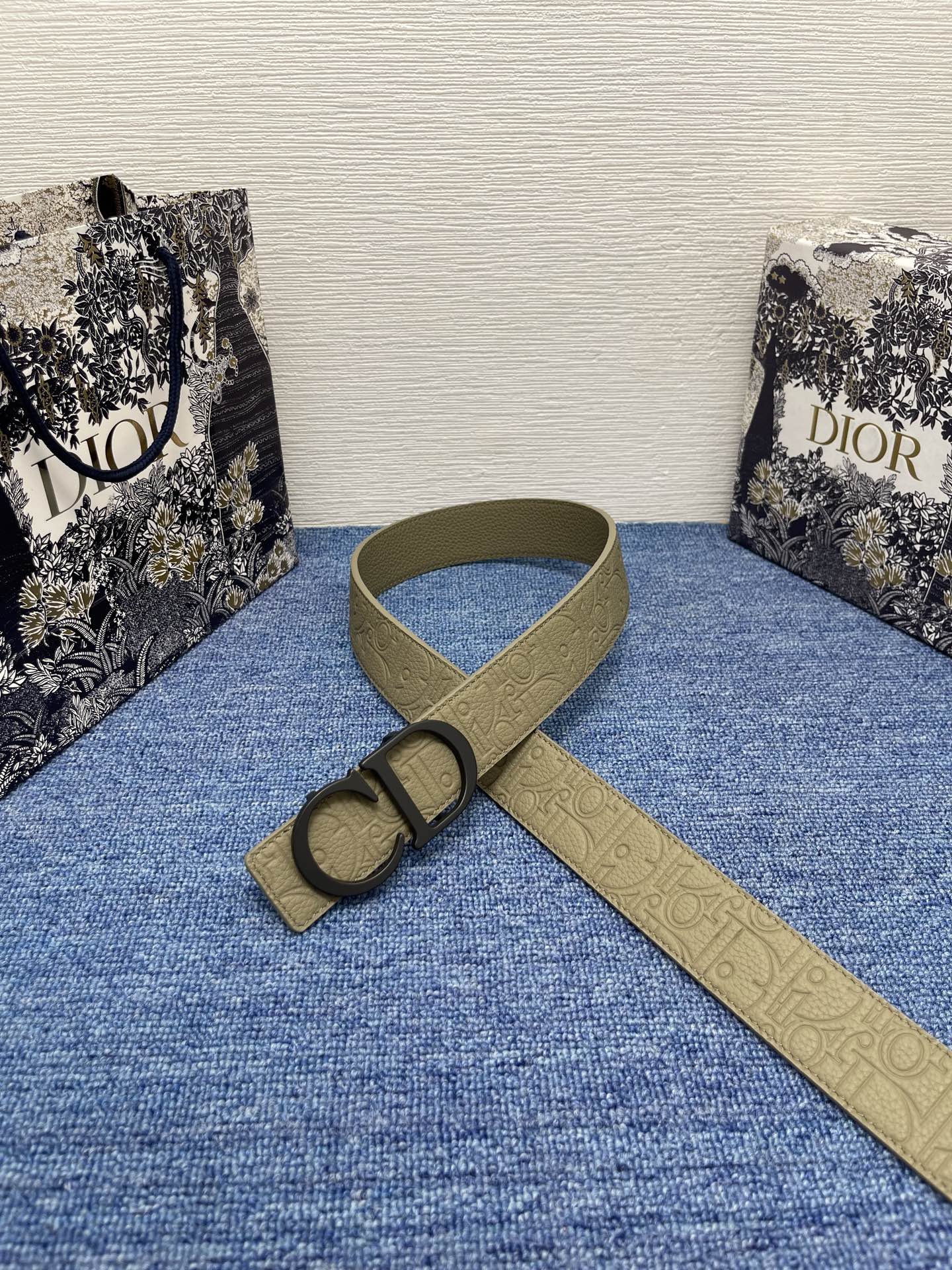  Dior这款金属覆层黄铜腰带扣采用“CD”标志点缀，经典元素呈现全新风采。设计精巧，提升格调，打造优雅