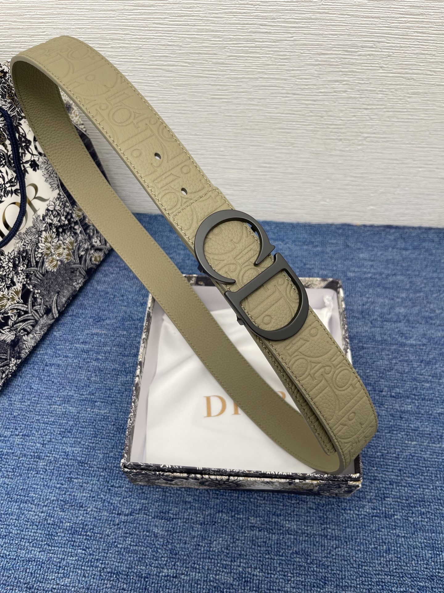  Dior这款金属覆层黄铜腰带扣采用“CD”标志点缀，经典元素呈现全新风采。设计精巧，提升格调，打造优雅