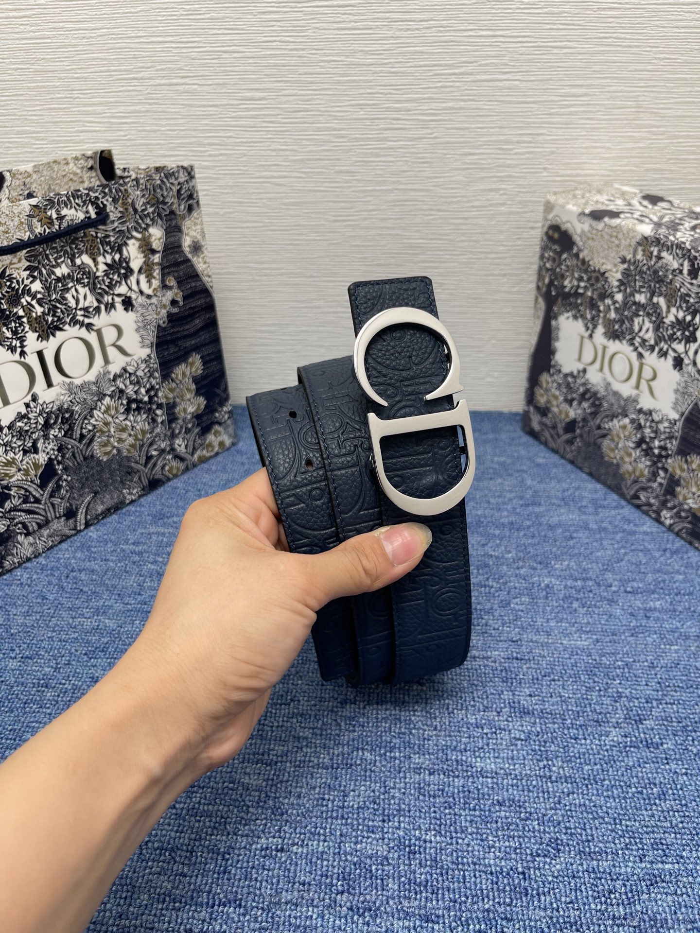  Dior这款金属覆层黄铜腰带扣采用“CD”标志点缀，经典元素呈现全新风采。设计精巧，提升格调，打造优雅