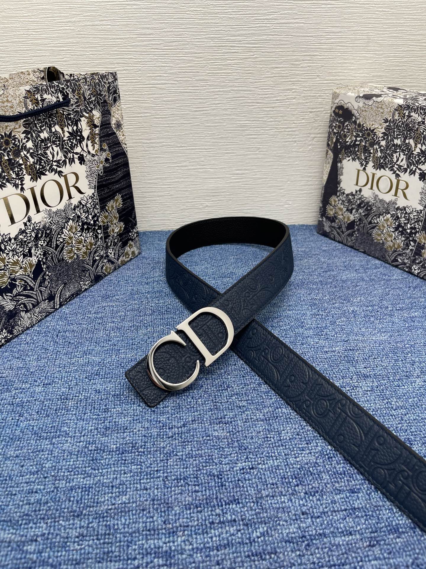  Dior这款金属覆层黄铜腰带扣采用“CD”标志点缀，经典元素呈现全新风采。设计精巧，提升格调，打造优雅