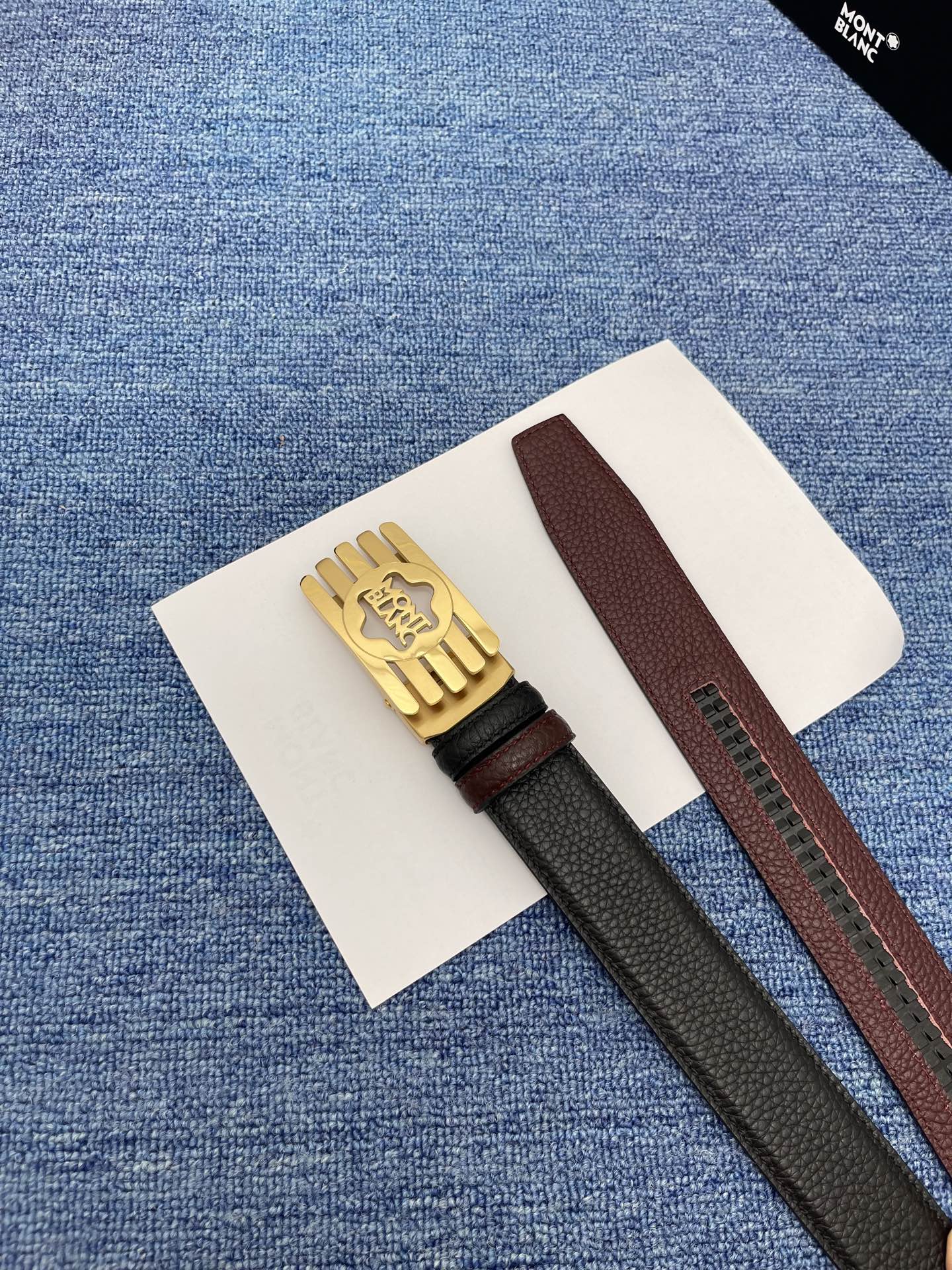 🔴 【品牌】万宝龙 
🔴 【描述】双面原版皮，这款饰有带扣的腰带配以水牛皮衬里，覆以Monogram 牛