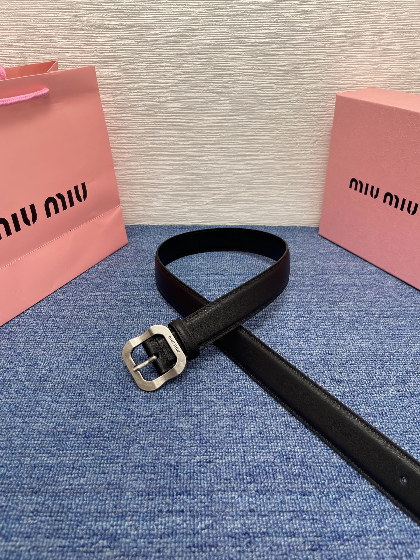 缪缪这款皮革腰带设计简约而优雅，扣头伴以Miu Miu徽标。金属搭扣 腰带环饰激光雕刻徽标高 3.0cm