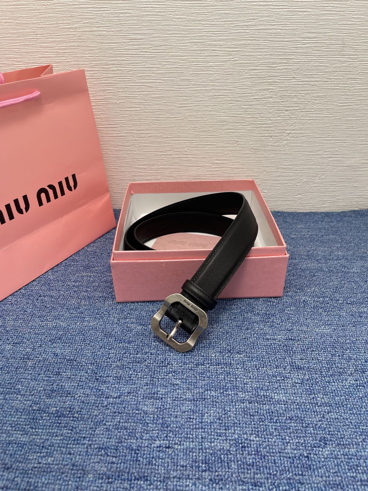 缪缪这款皮革腰带设计简约而优雅，扣头伴以Miu Miu徽标。金属搭扣 腰带环饰激光雕刻徽标高 3.0cm