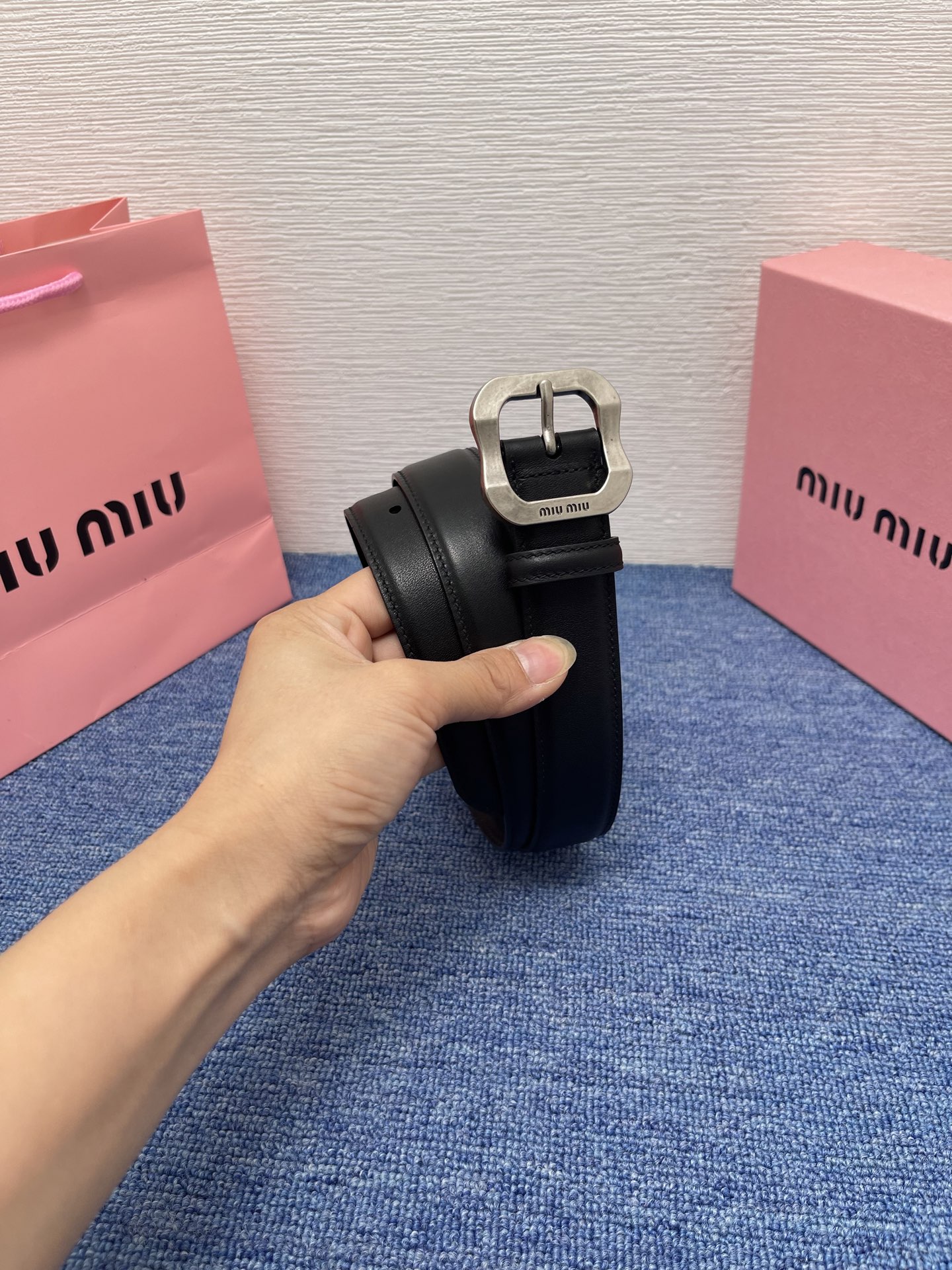 缪缪这款皮革腰带设计简约而优雅，扣头伴以Miu Miu徽标。金属搭扣 腰带环饰激光雕刻徽标高 3.0cm