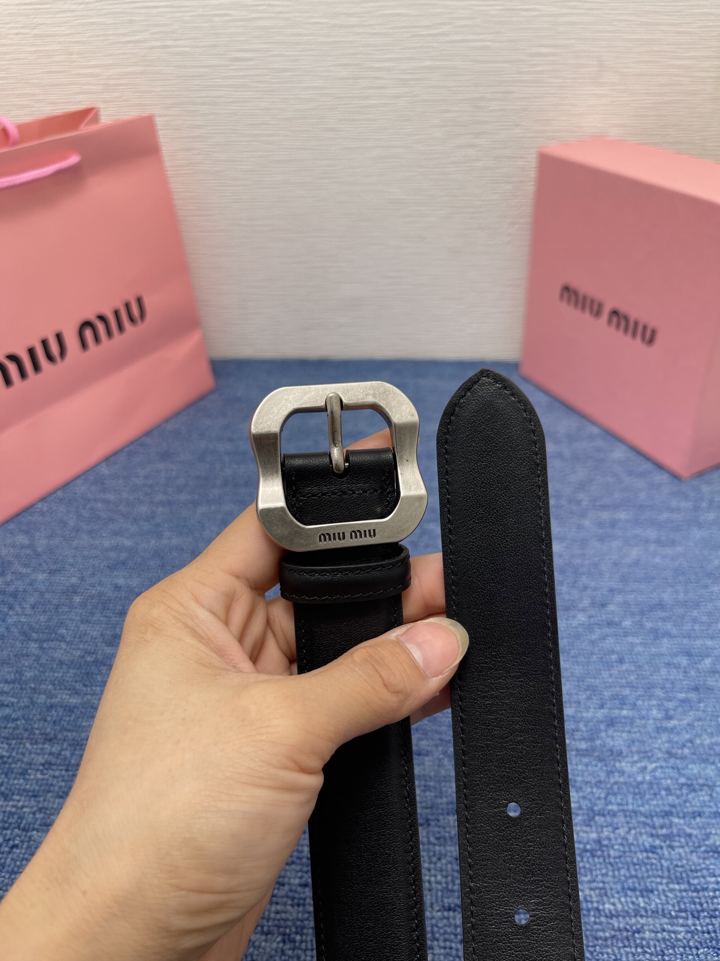 缪缪这款皮革腰带设计简约而优雅，扣头伴以Miu Miu徽标。金属搭扣 腰带环饰激光雕刻徽标高 3.0cm