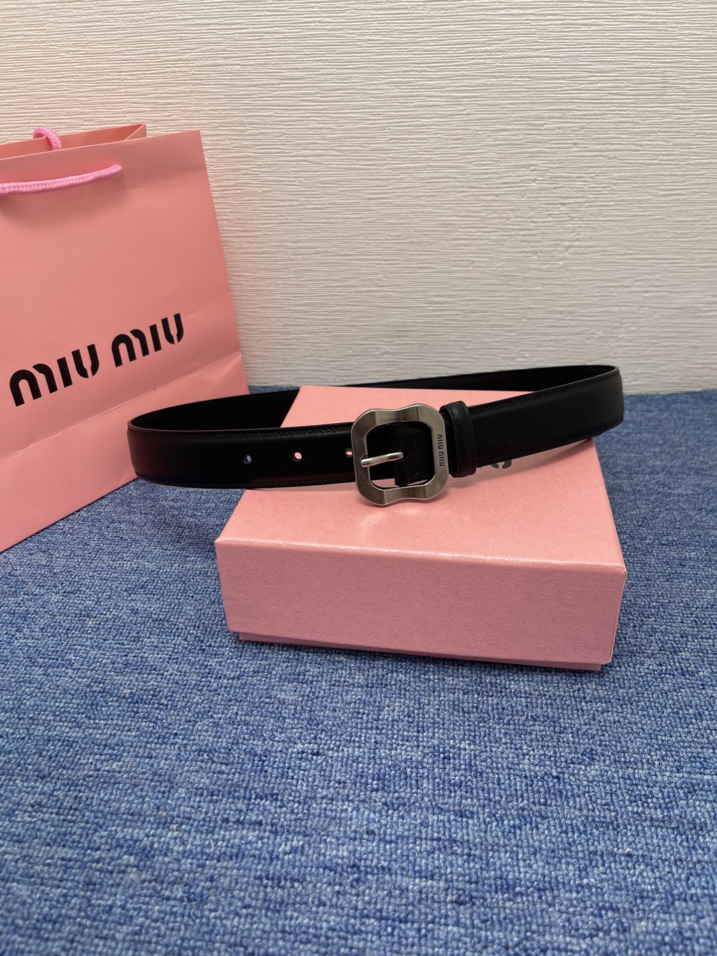 缪缪这款皮革腰带设计简约而优雅，扣头伴以Miu Miu徽标。金属搭扣 腰带环饰激光雕刻徽标高 3.0cm