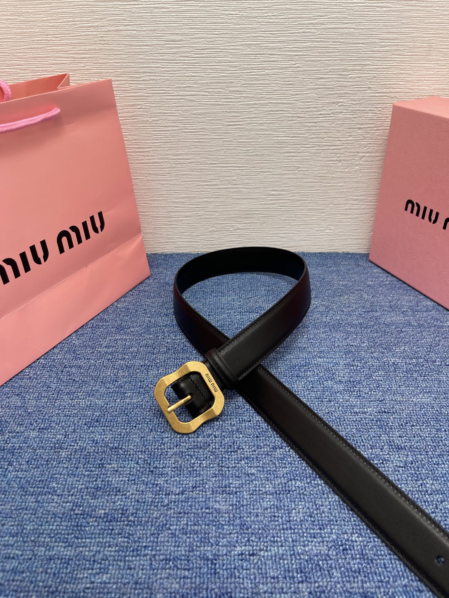 缪缪这款皮革腰带设计简约而优雅，扣头伴以Miu Miu徽标。金属搭扣 腰带环饰激光雕刻徽标高 3.0cm