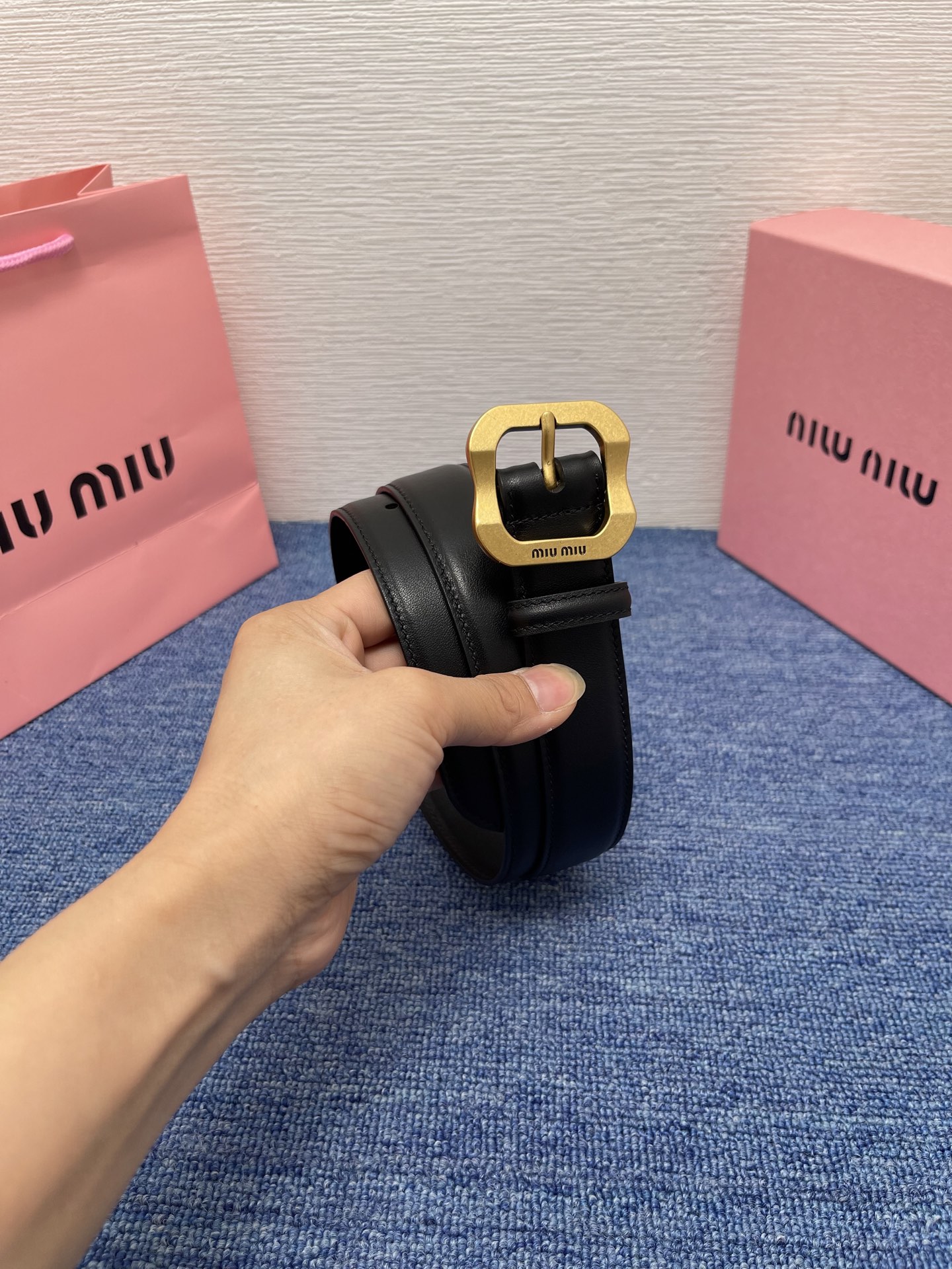 缪缪这款皮革腰带设计简约而优雅，扣头伴以Miu Miu徽标。金属搭扣 腰带环饰激光雕刻徽标高 3.0cm