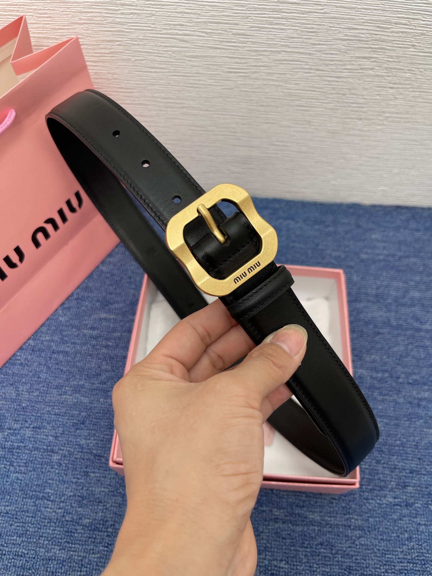 缪缪这款皮革腰带设计简约而优雅，扣头伴以Miu Miu徽标。金属搭扣 腰带环饰激光雕刻徽标高 3.0cm
