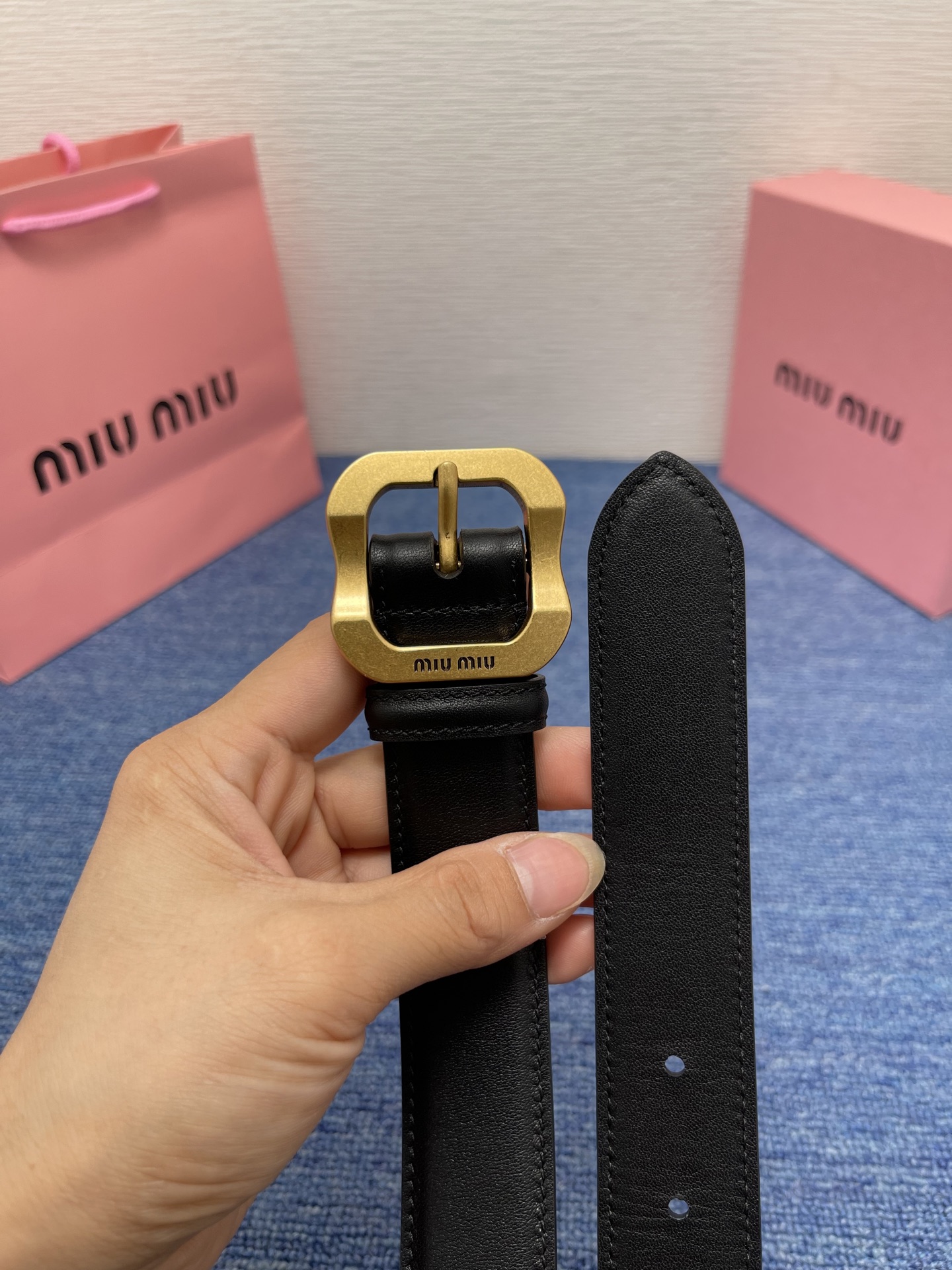缪缪这款皮革腰带设计简约而优雅，扣头伴以Miu Miu徽标。金属搭扣 腰带环饰激光雕刻徽标高 3.0cm