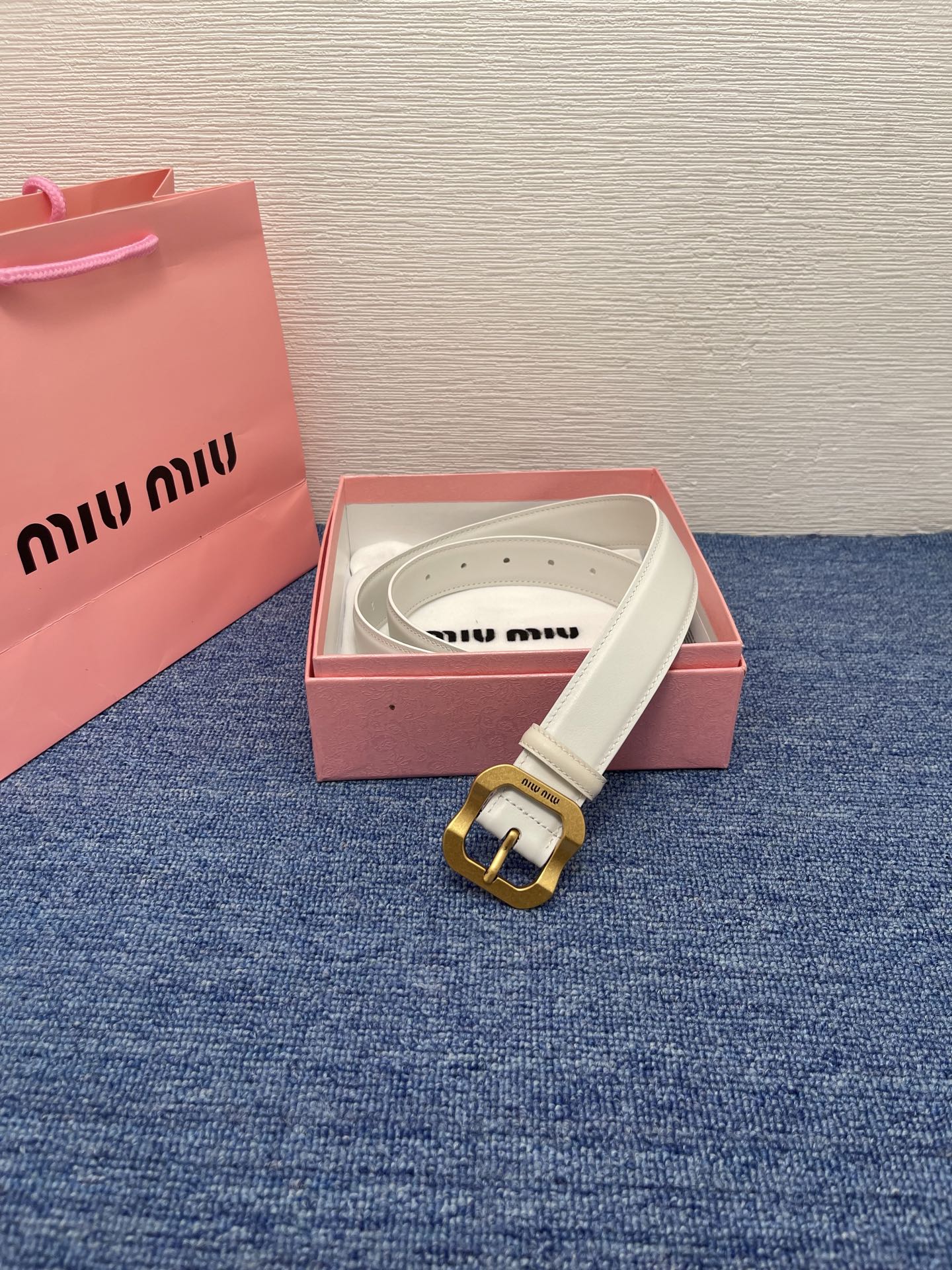 缪缪这款皮革腰带设计简约而优雅，扣头伴以Miu Miu徽标。金属搭扣 腰带环饰激光雕刻徽标高 3.0cm