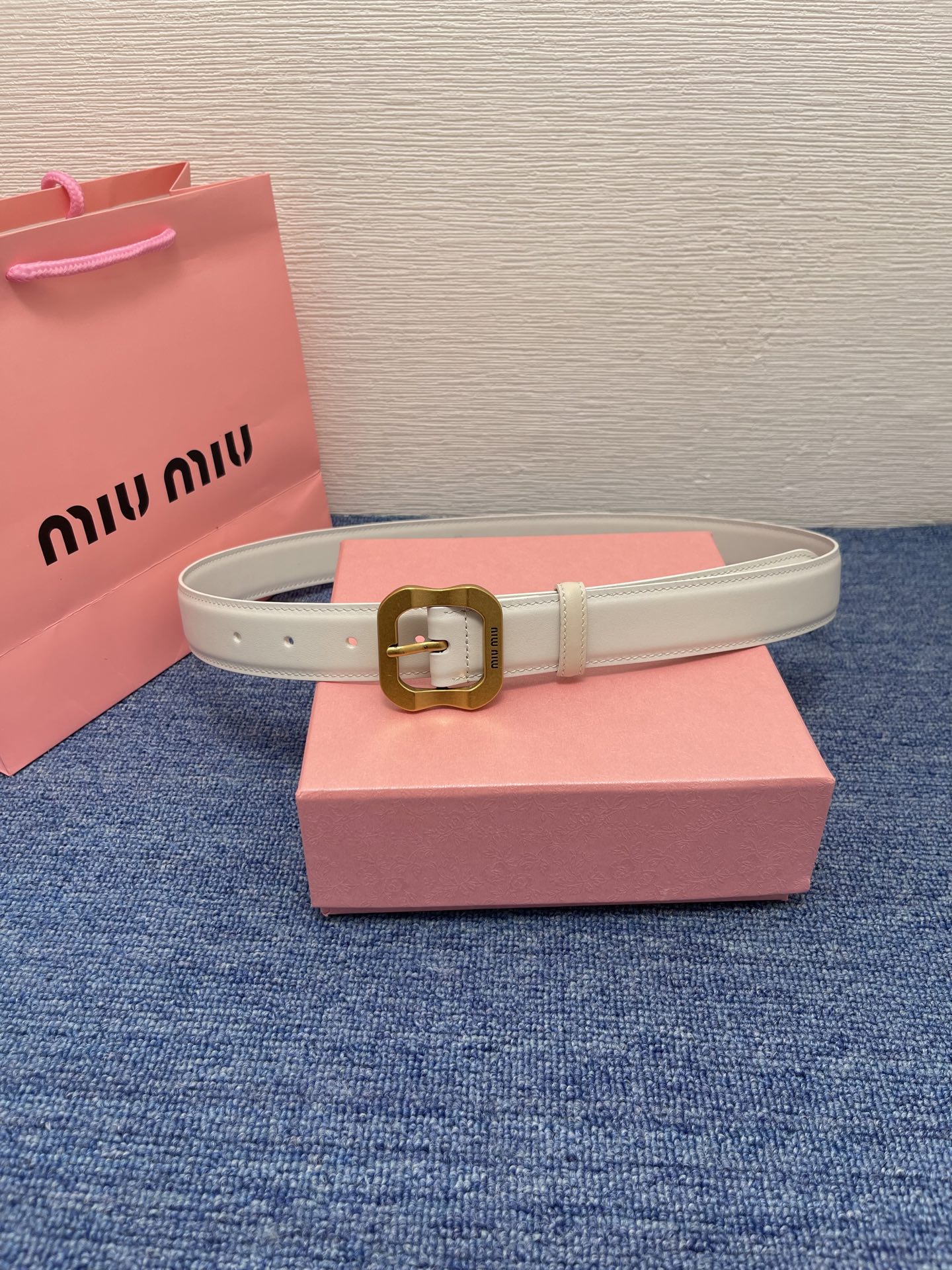 缪缪这款皮革腰带设计简约而优雅，扣头伴以Miu Miu徽标。金属搭扣 腰带环饰激光雕刻徽标高 3.0cm