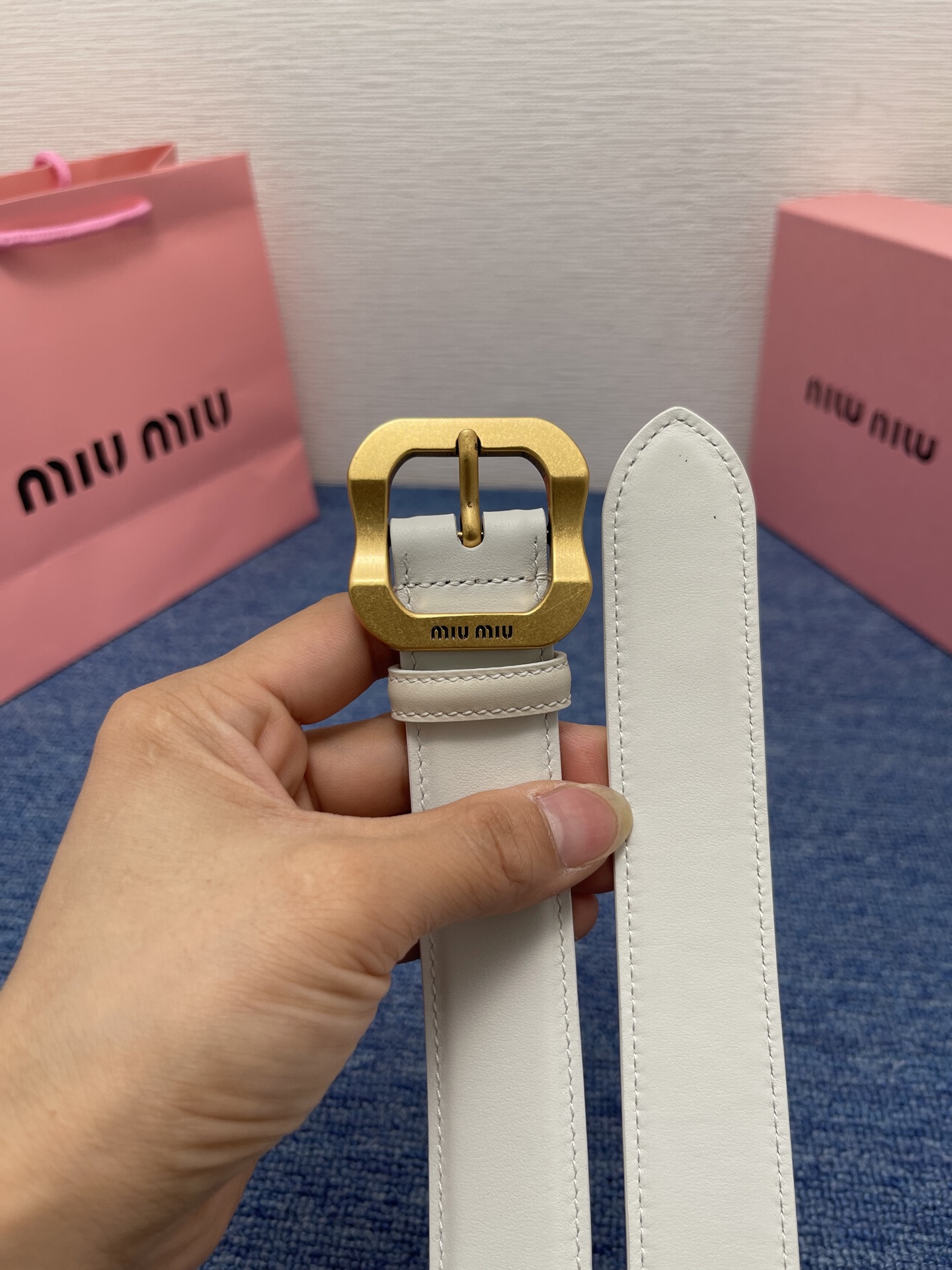 缪缪这款皮革腰带设计简约而优雅，扣头伴以Miu Miu徽标。金属搭扣 腰带环饰激光雕刻徽标高 3.0cm