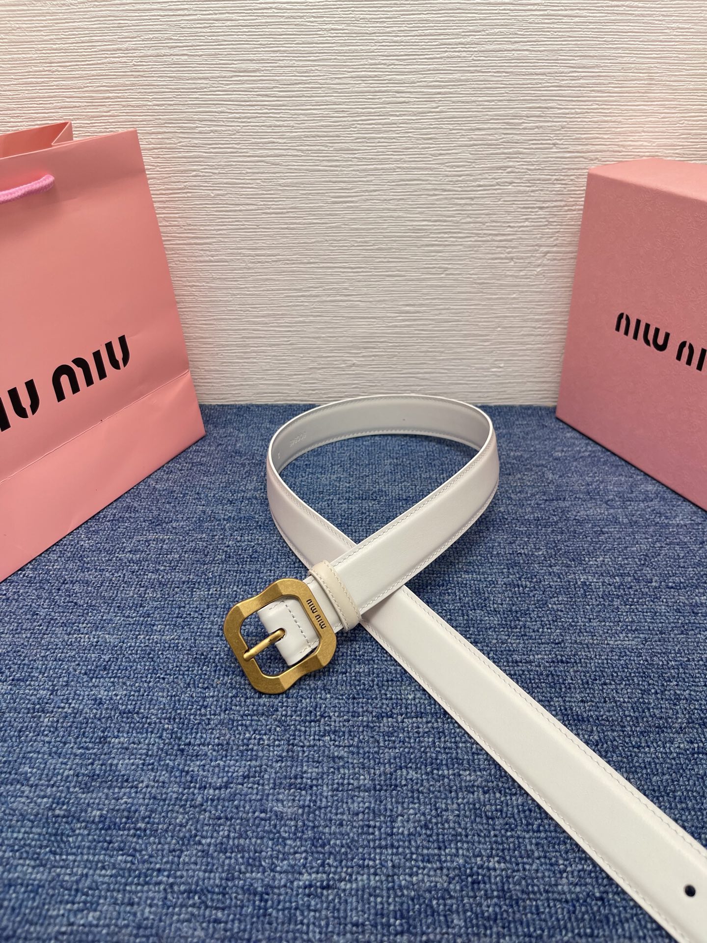 缪缪这款皮革腰带设计简约而优雅，扣头伴以Miu Miu徽标。金属搭扣 腰带环饰激光雕刻徽标高 3.0cm